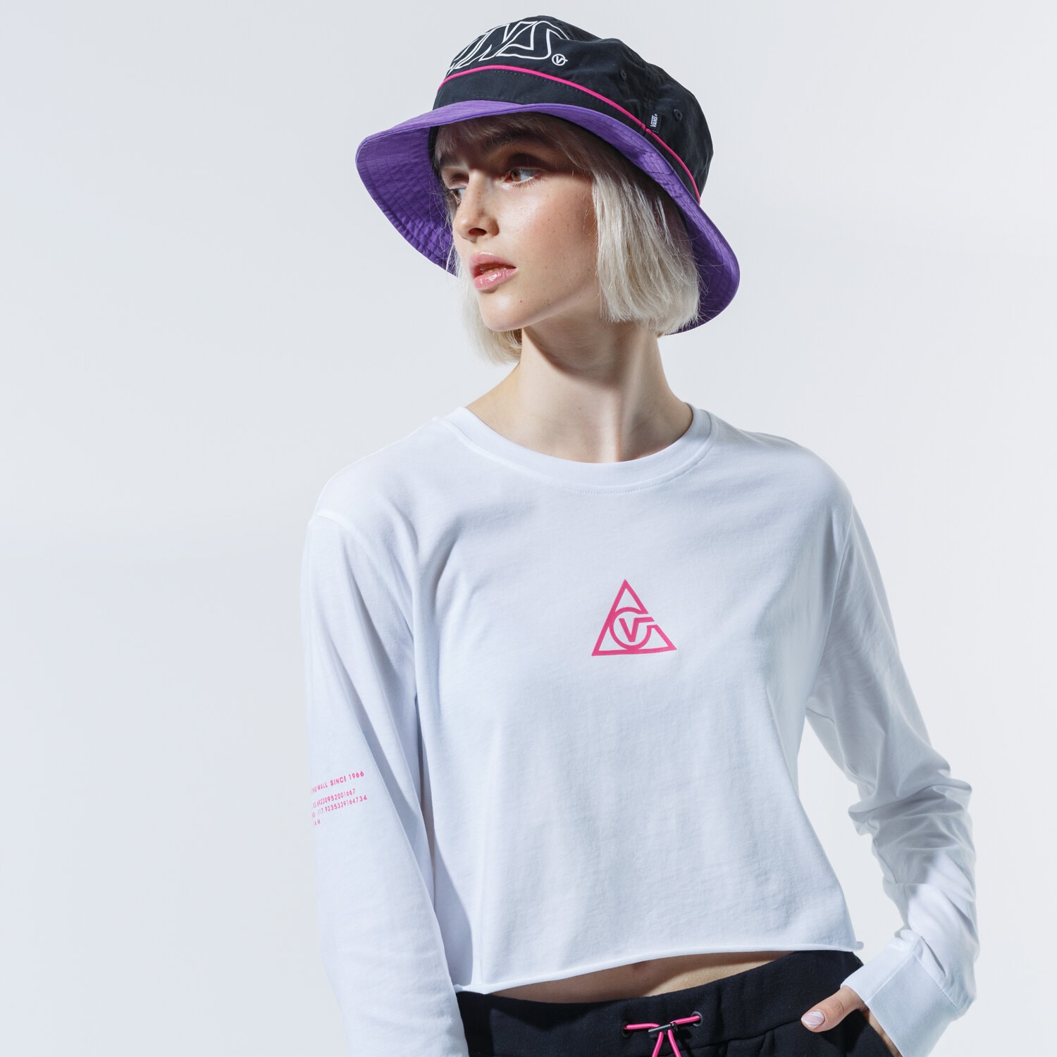 dámská mikina VANS MIKINA 66 SUPPLY TRI LS BF CROP VN0A53OQWHT1 BÍLÁ