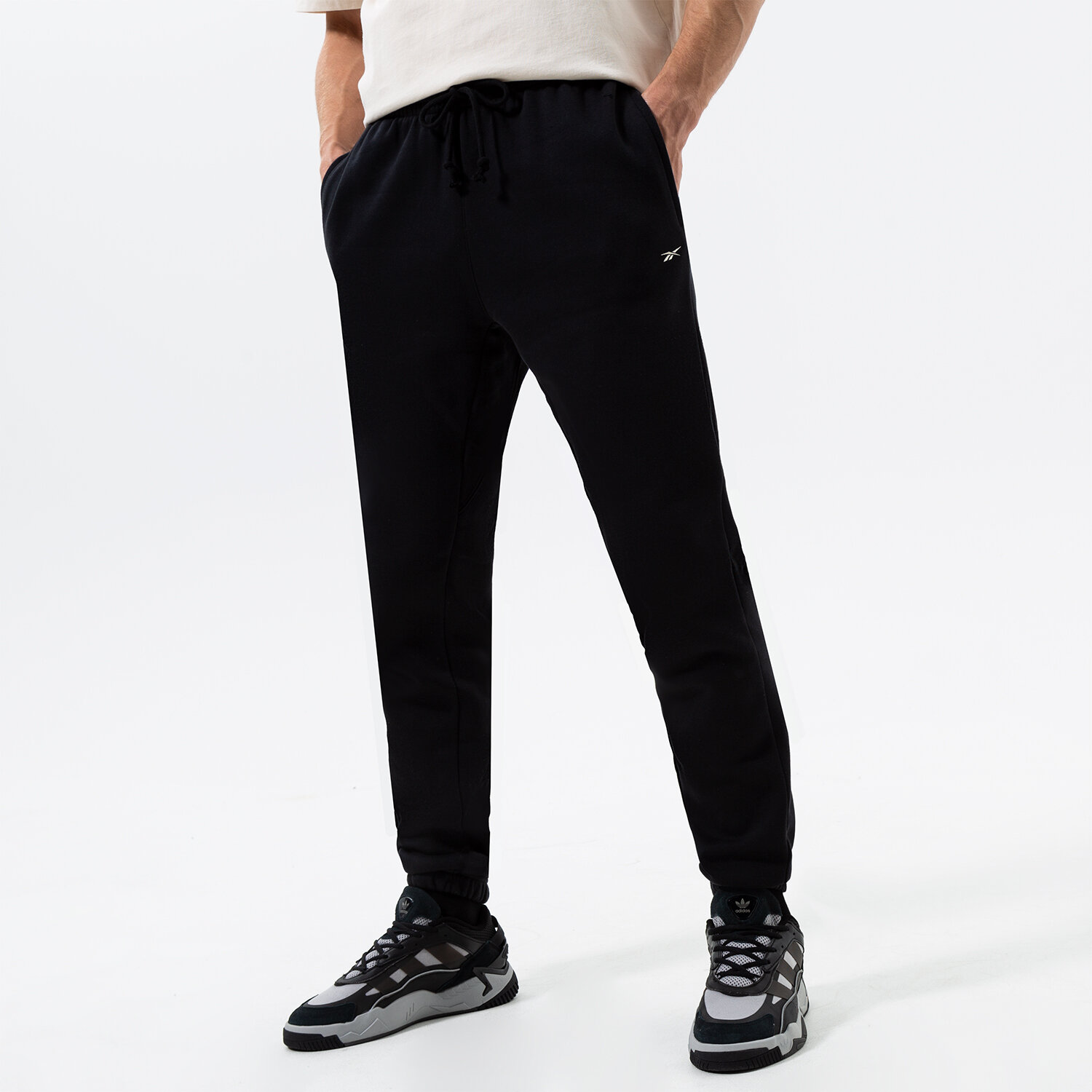 pánské kalhoty REEBOK KALHOTY  CLASSIC WARDROBE ESSENTIAL PANT HM3118 ČERNÁ