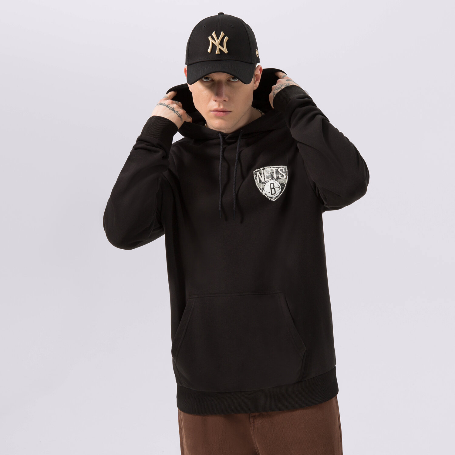 pánská mikina NEW ERA MIKINA S KAPUCÍ INFILL TEAM LOGO NETS BROOKLYN NETS 60332148 ČERNÁ