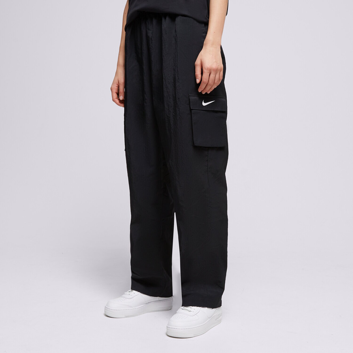 dámské kalhoty NIKE KALHOTY  W NSW ESSENTIALS WVN HR CARGO DO7209-010 ČERNÁ