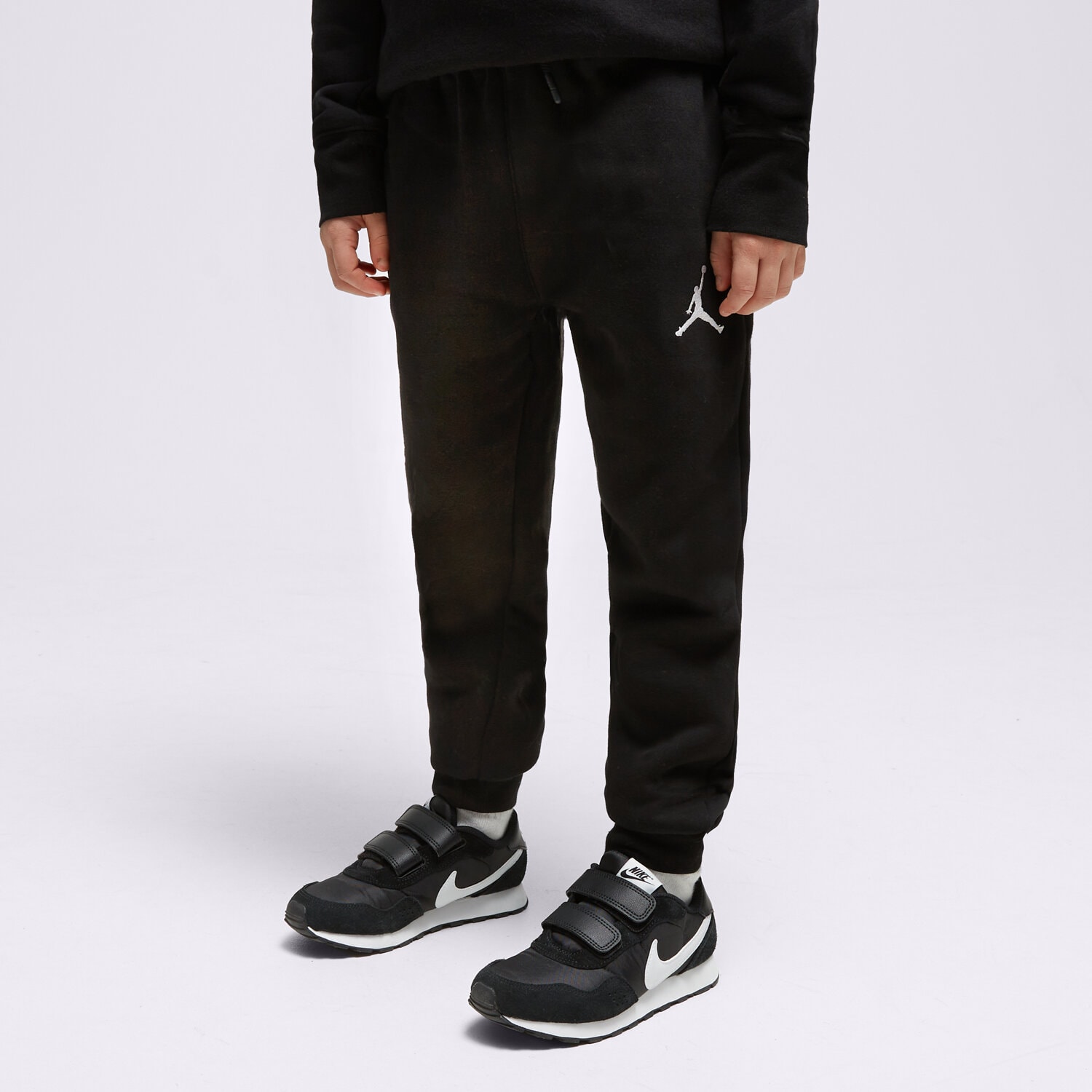 dětské kalhoty JORDAN KALHOTY  MJ ESSENTIALS UU 95C549-023 ČERNÁ