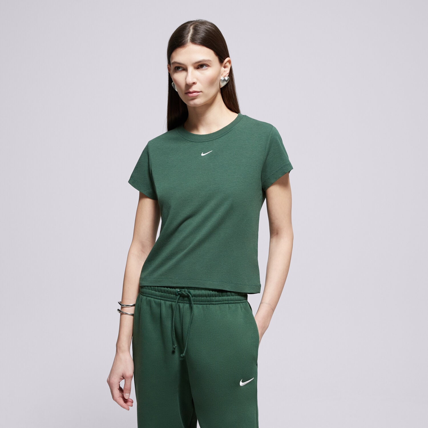 dámské tričko NIKE TRIČKO NK CHLL KNT MD CRP W NSW FV5508-327 ZELENÁ