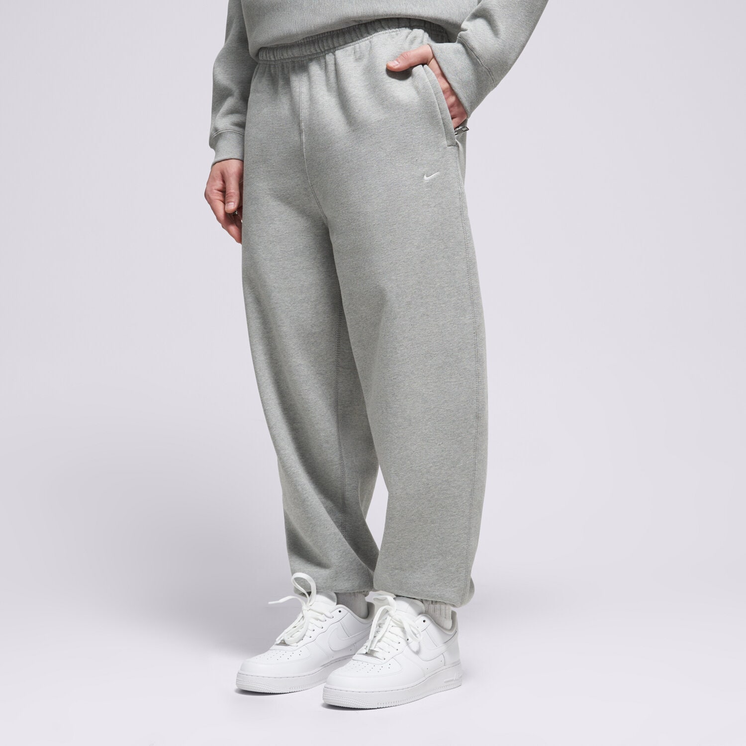pánské kalhoty NIKE KALHOTY  M NL SOLO SWSH BB CF PANT HV1088-063 ŠEDÁ