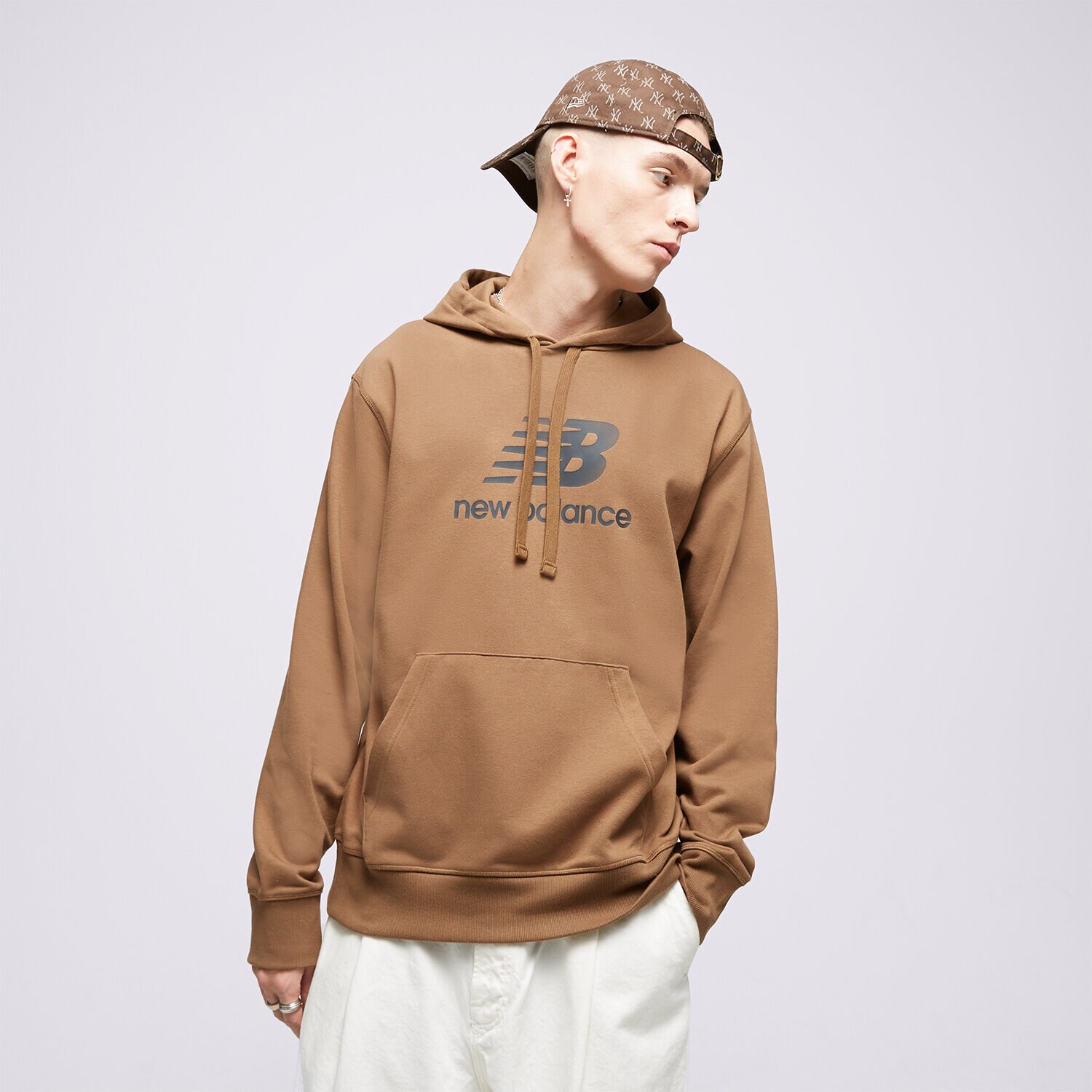 pánská mikina NEW BALANCE MIKINA S KAPUCÍ ESSENTIALS MT31537DHE HNĚDÁ