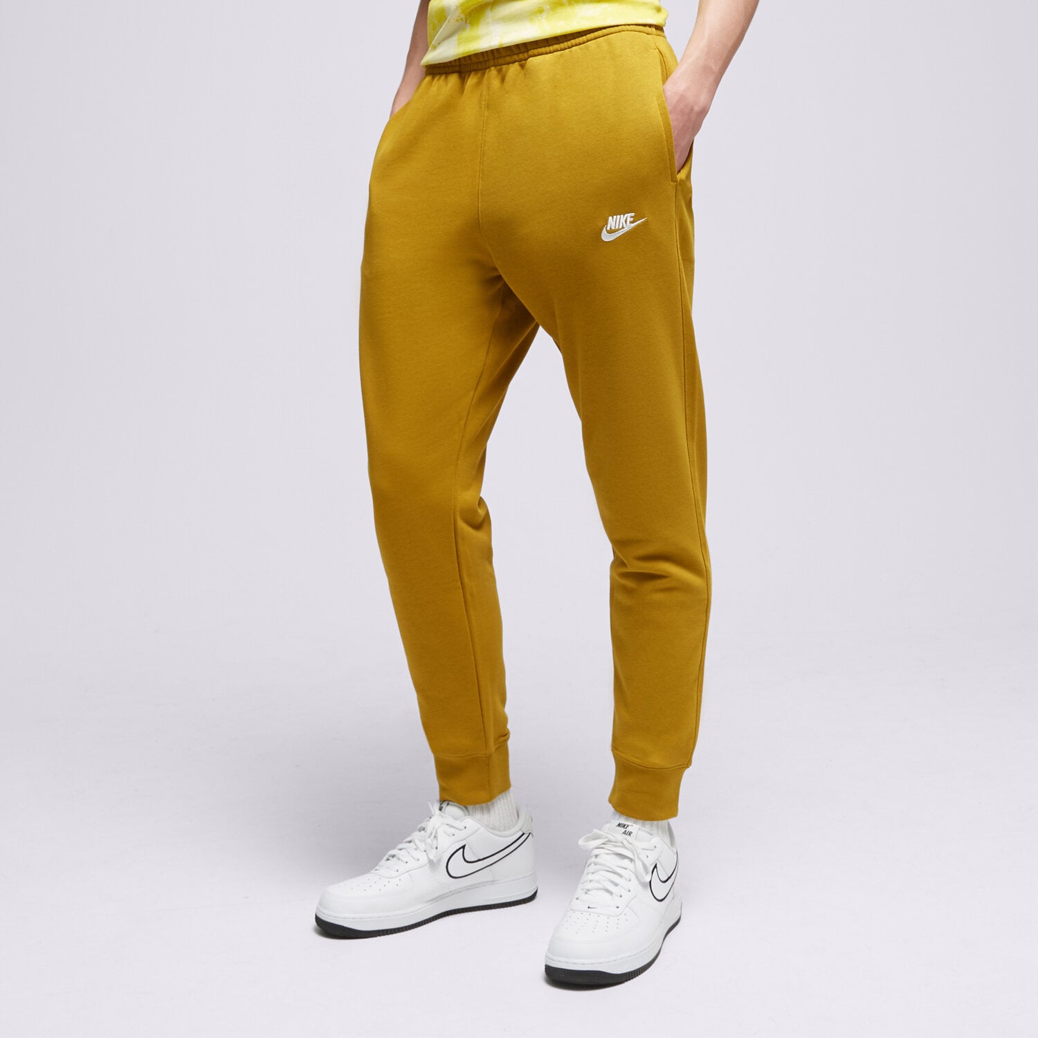 pánské kalhoty NIKE KALHOTY  NIKE SPORTSWEAR CLUB BV2679-716 hořčicová