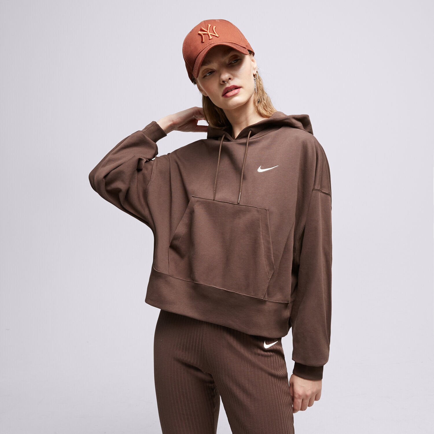 dámská mikina NIKE MIKINA S KAPUCÍ W NSW JRSY OS DM6417-237 HNĚDÁ