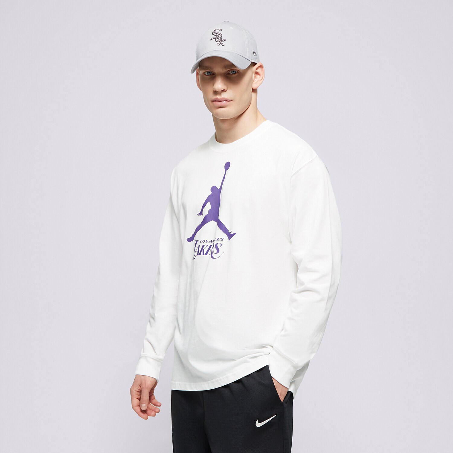 pánské tričko NIKE TRIČKO LAL M NK ES NBA JDN LS NBA FN1268-100 BÍLÁ