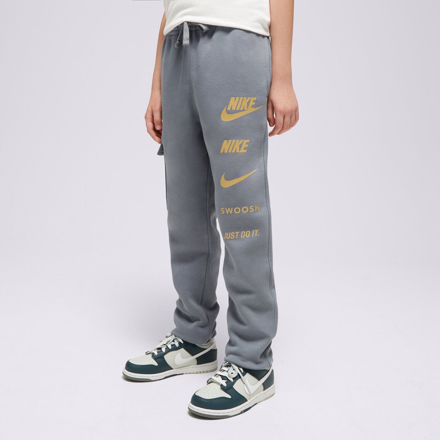 dětské kalhoty NIKE KALHOTY  B NSW SI FLC CARGO BB BOY FN7712-065 ŠEDÁ
