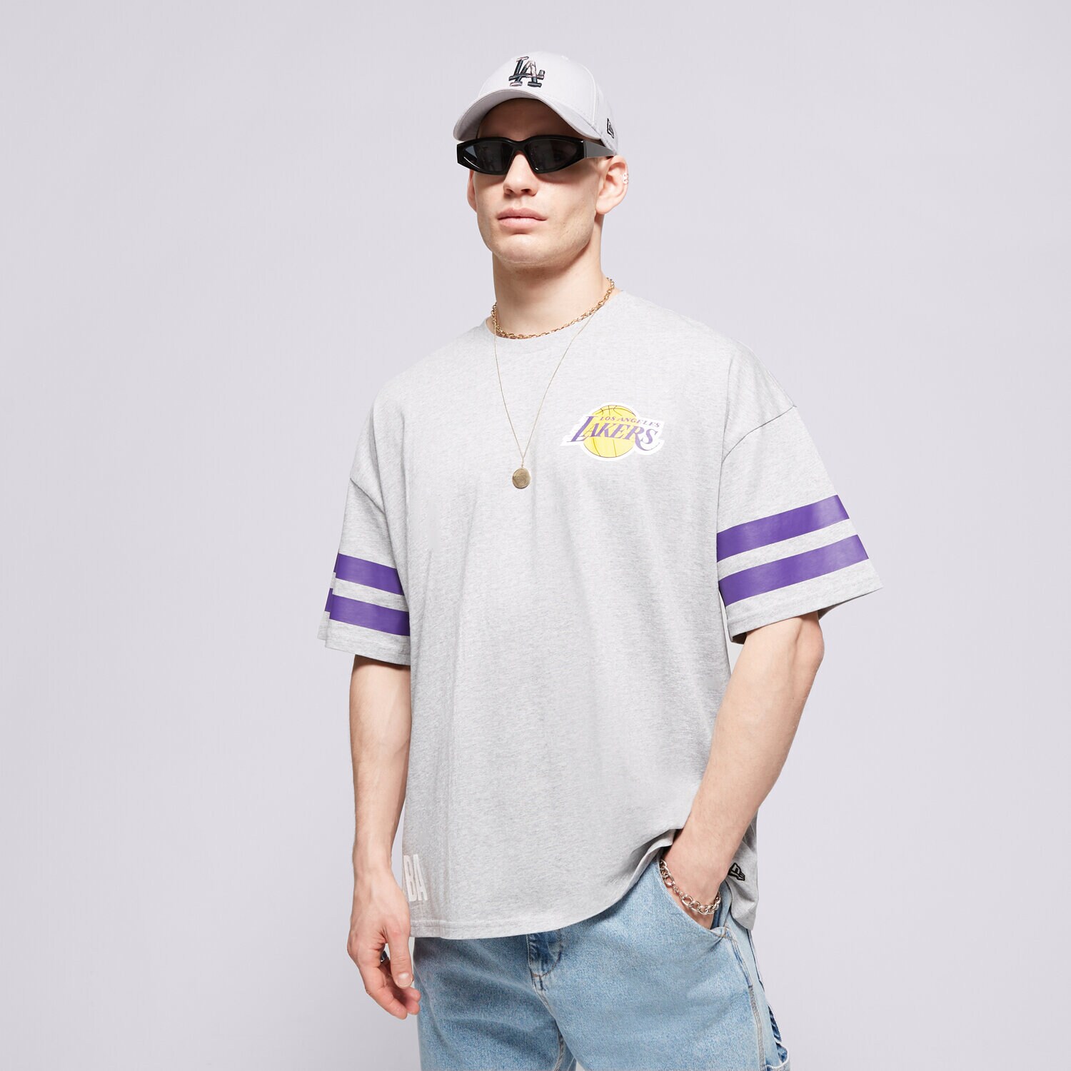 pánské tričko NEW ERA TRIČKO NBA ARCH GRPHC OS LAKERS LOS ANGELES LAKERS 60435435 ŠEDÁ