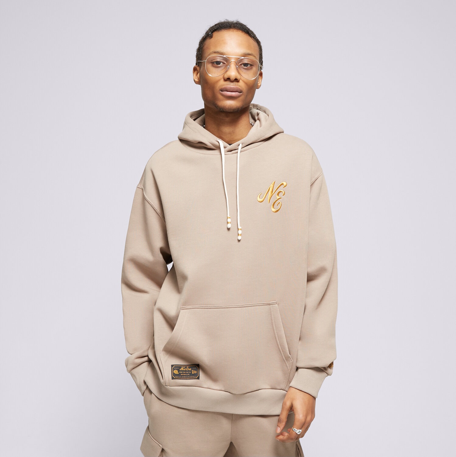 pánská mikina NEW ERA MIKINA S KAPUCÍ NE SCRIPT NONE 60435400 HNĚDÁ