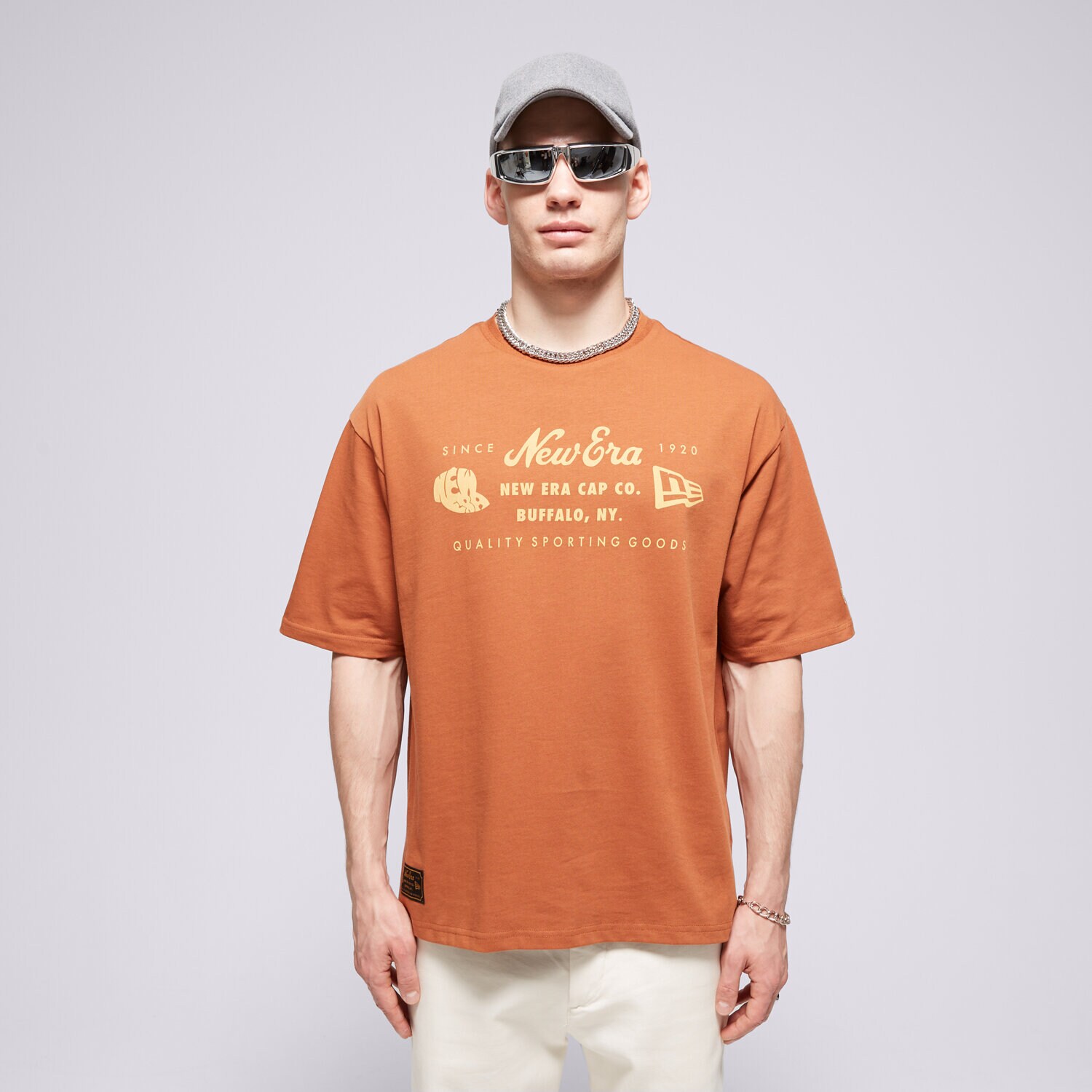 pánské tričko NEW ERA TRIČKO NE HERITAGE PATCH OS NONE 60435368 HNĚDÁ