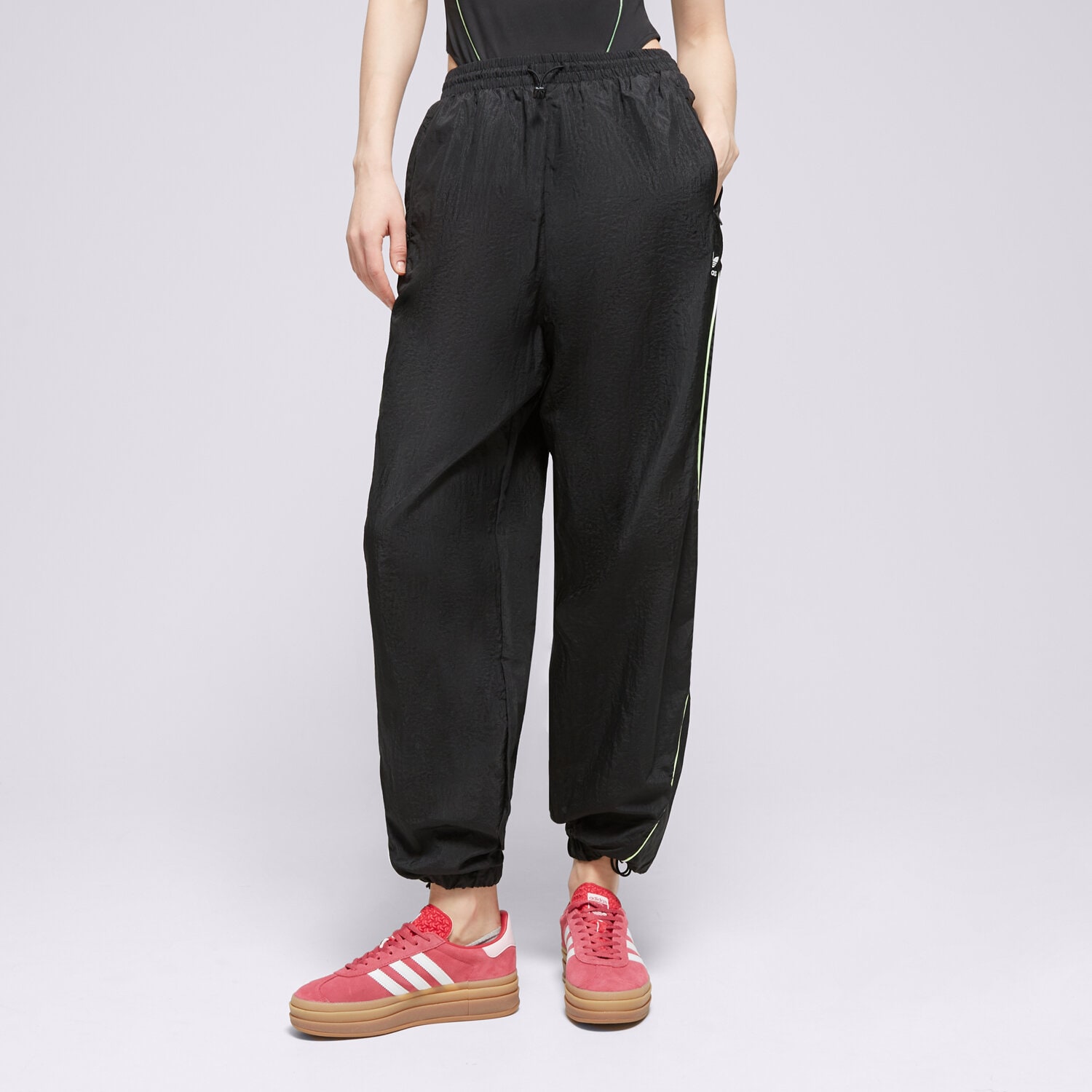 dámské kalhoty ADIDAS KALHOTY  FR PARACHT PANT IT9698 ČERNÁ