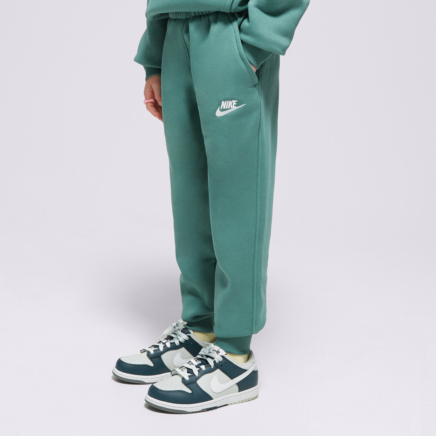 dětské kalhoty NIKE KALHOTY  CLUB FLEECE BOY FD3008-361 ZELENÁ