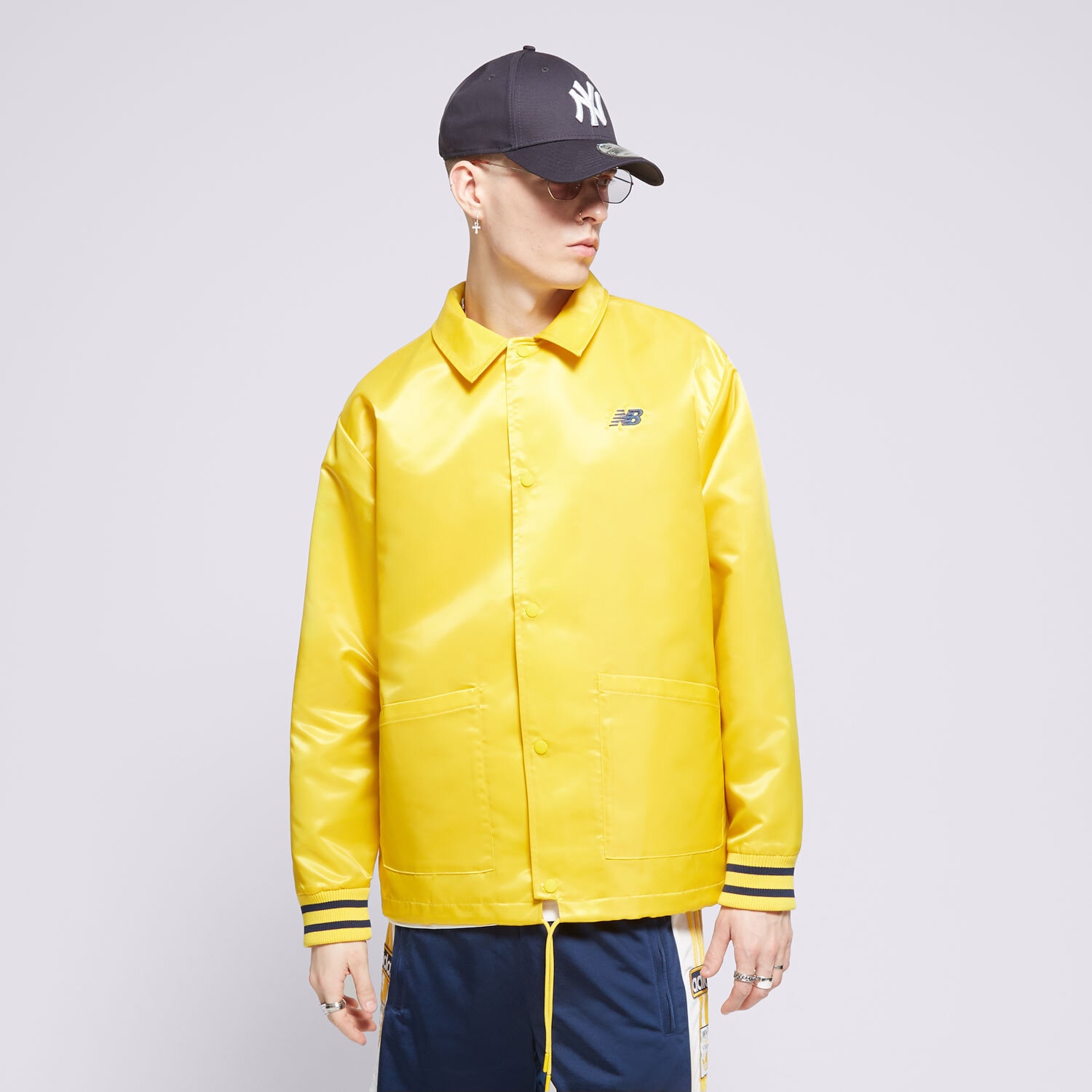 Přechodná bunda pánská (podzimní, jarní) NEW BALANCE BUNDA SGH COACHES JACKET MJ41553GGL ŽLUTÁ