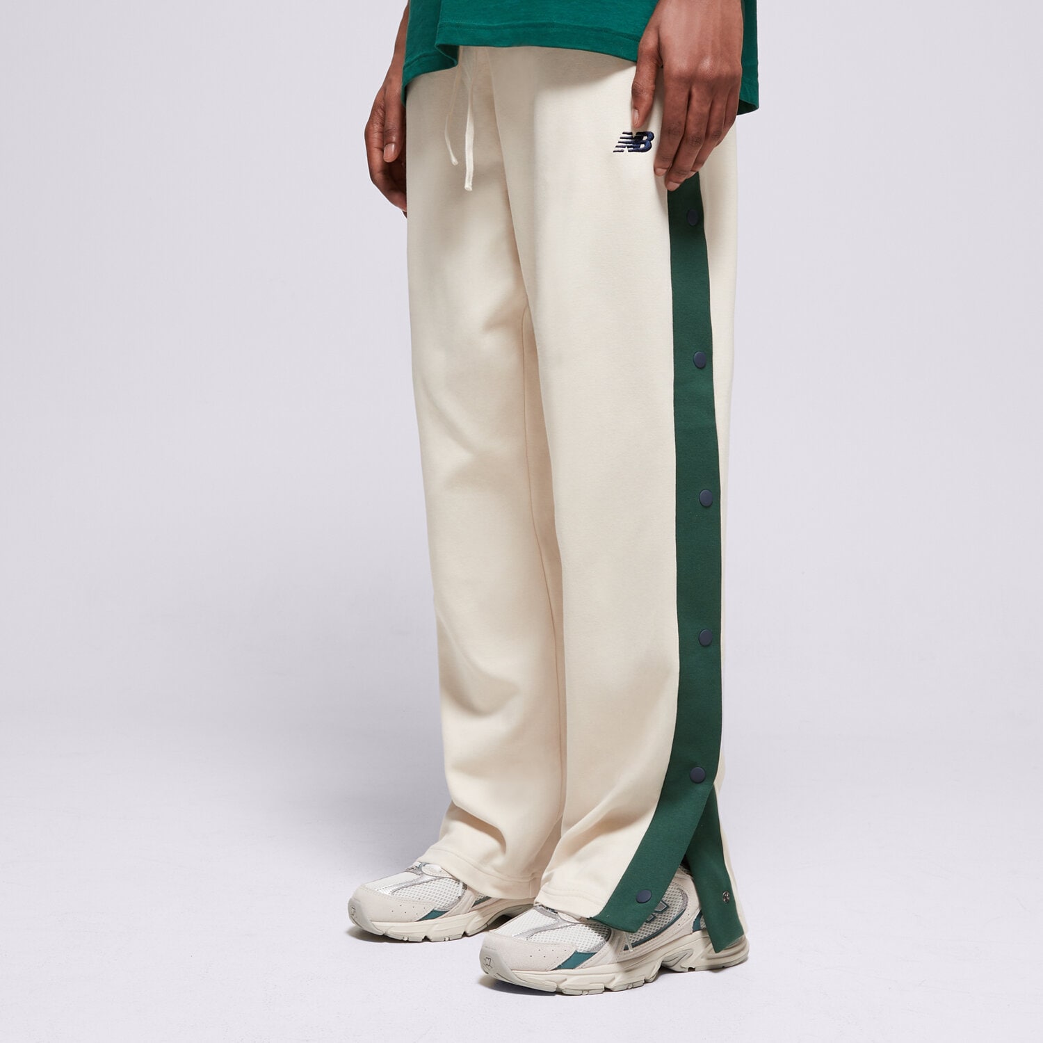 pánské kalhoty NEW BALANCE KALHOTY  SGH BASKETBALL TRACK MP41504LIN BÍLÁ