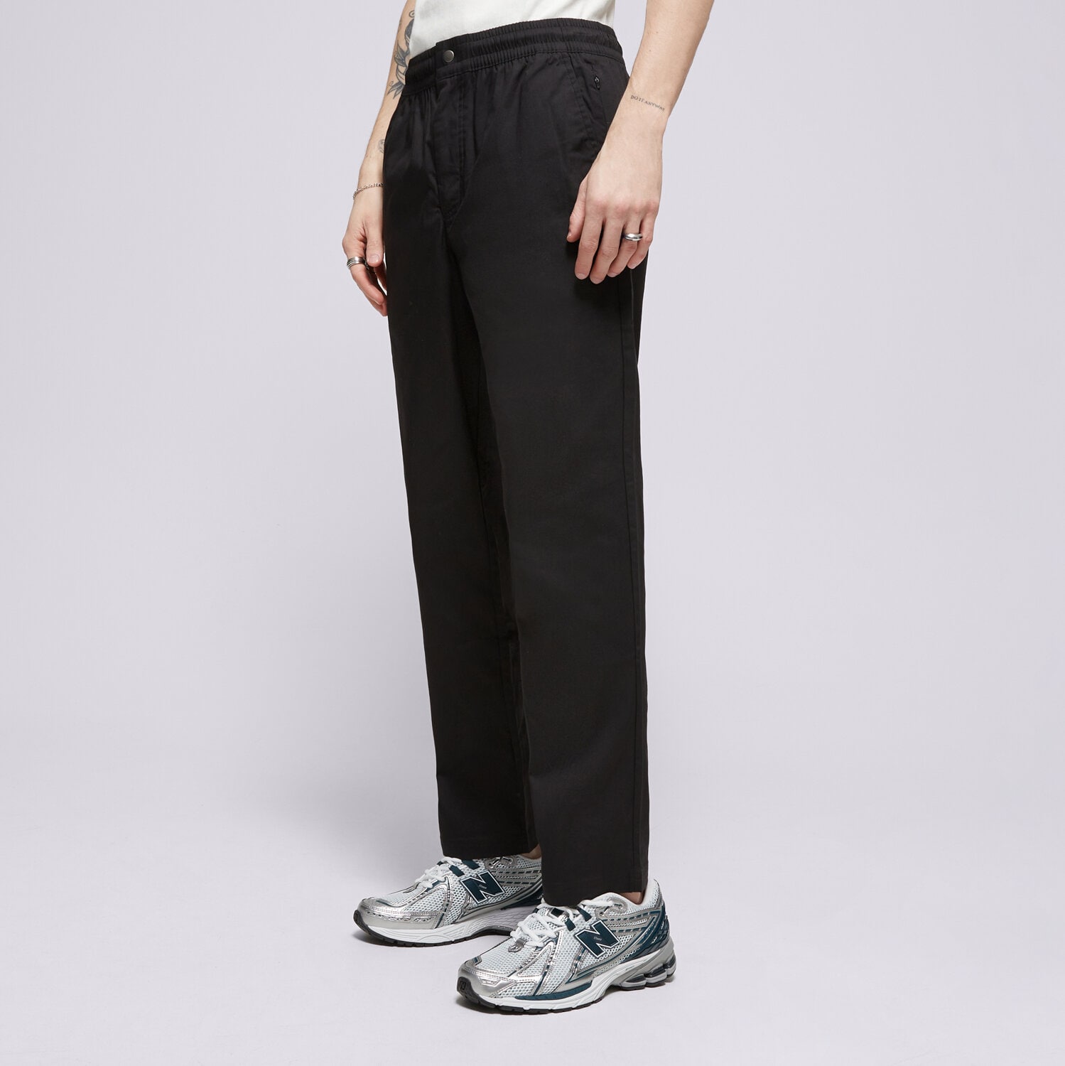 pánské kalhoty NEW BALANCE KALHOTY  ICON TWILL TAPERED MP41575BK ČERNÁ