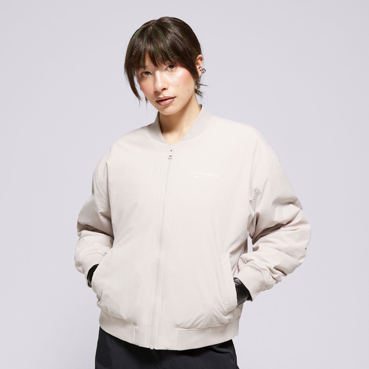 Přechodná bunda dámská (podzimní, jarní) NEW BALANCE BUNDA LINEAR HERITAGE WOVEN BOMBER WJ33507MNK ŠEDÁ