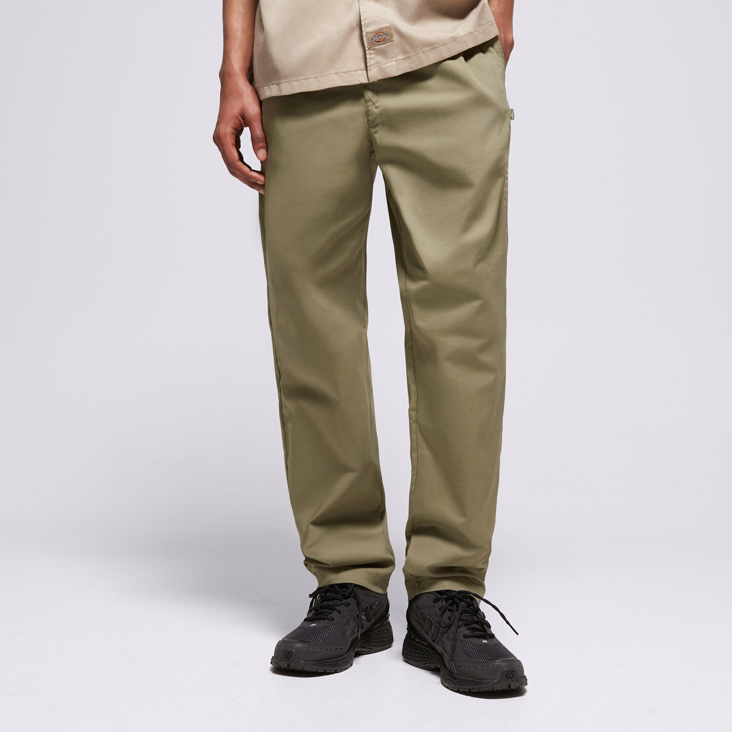 pánské kalhoty NEW BALANCE KALHOTY  ICON TWILL TAPERED MP41575DEK KHAKI