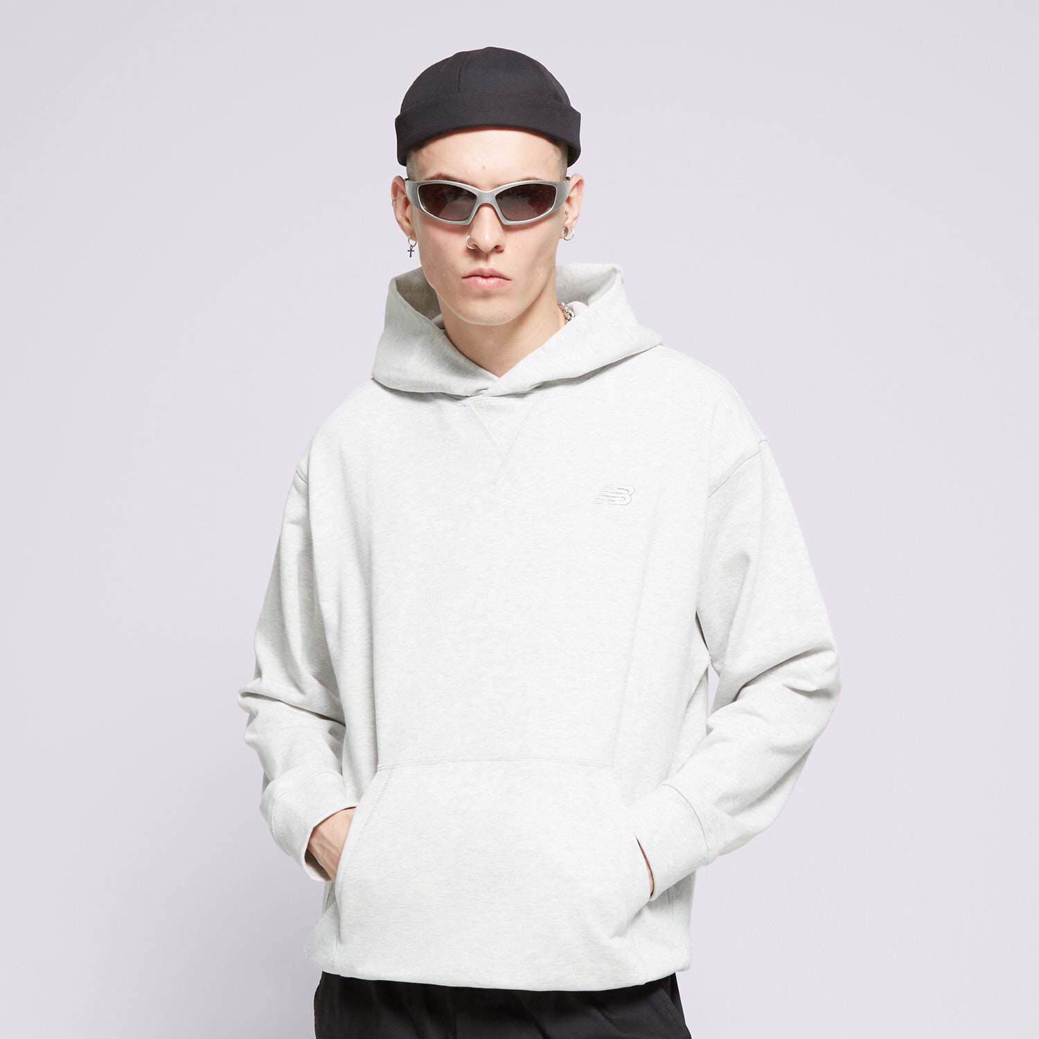 pánská mikina NEW BALANCE MIKINA S KAPUCÍ ATHLETICS MT41534AHH ŠEDÁ