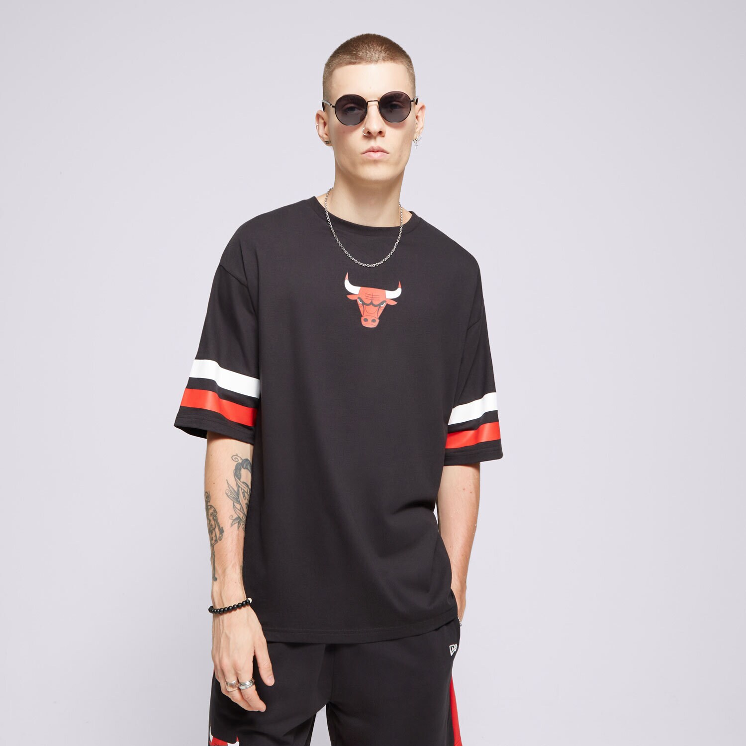 pánské tričko NEW ERA TRIČKO NBA ARCH GRPHC BP OS BULLS CHICAGO BULLS 60502589 ČERNÁ