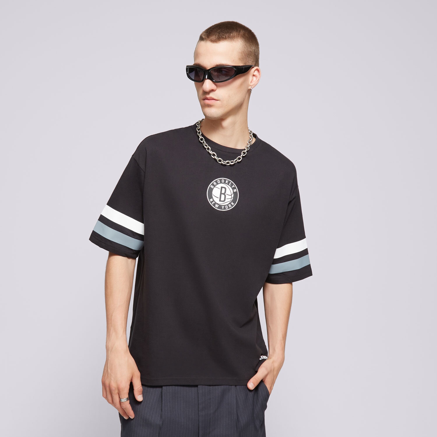 pánské tričko NEW ERA TRIČKO NBA ARCH GRPHC BP OS NETS BROOKLYN NETS 60502579 ČERNÁ