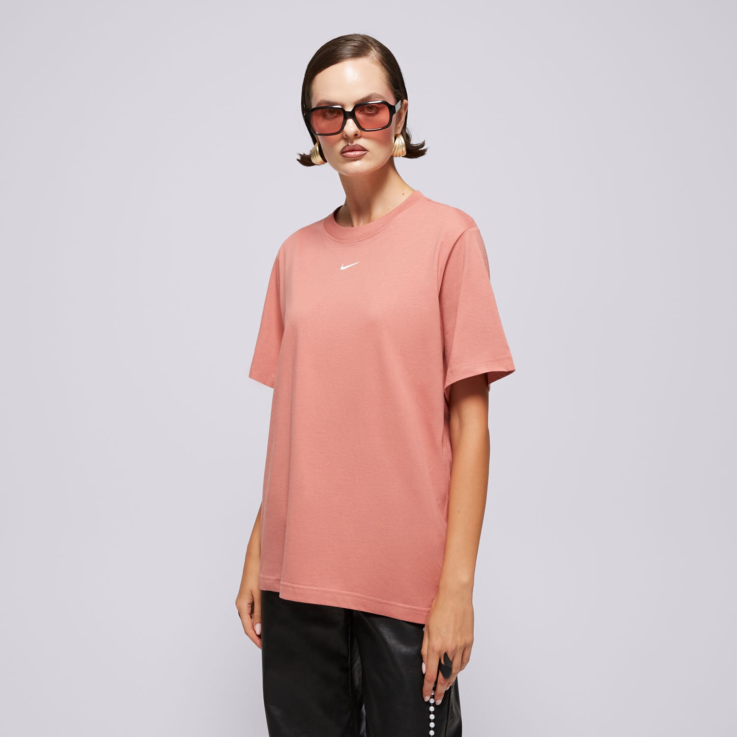 dámské tričko NIKE TRIČKO W NSW TEE ESSNTL LBR FD4149-634 korálová