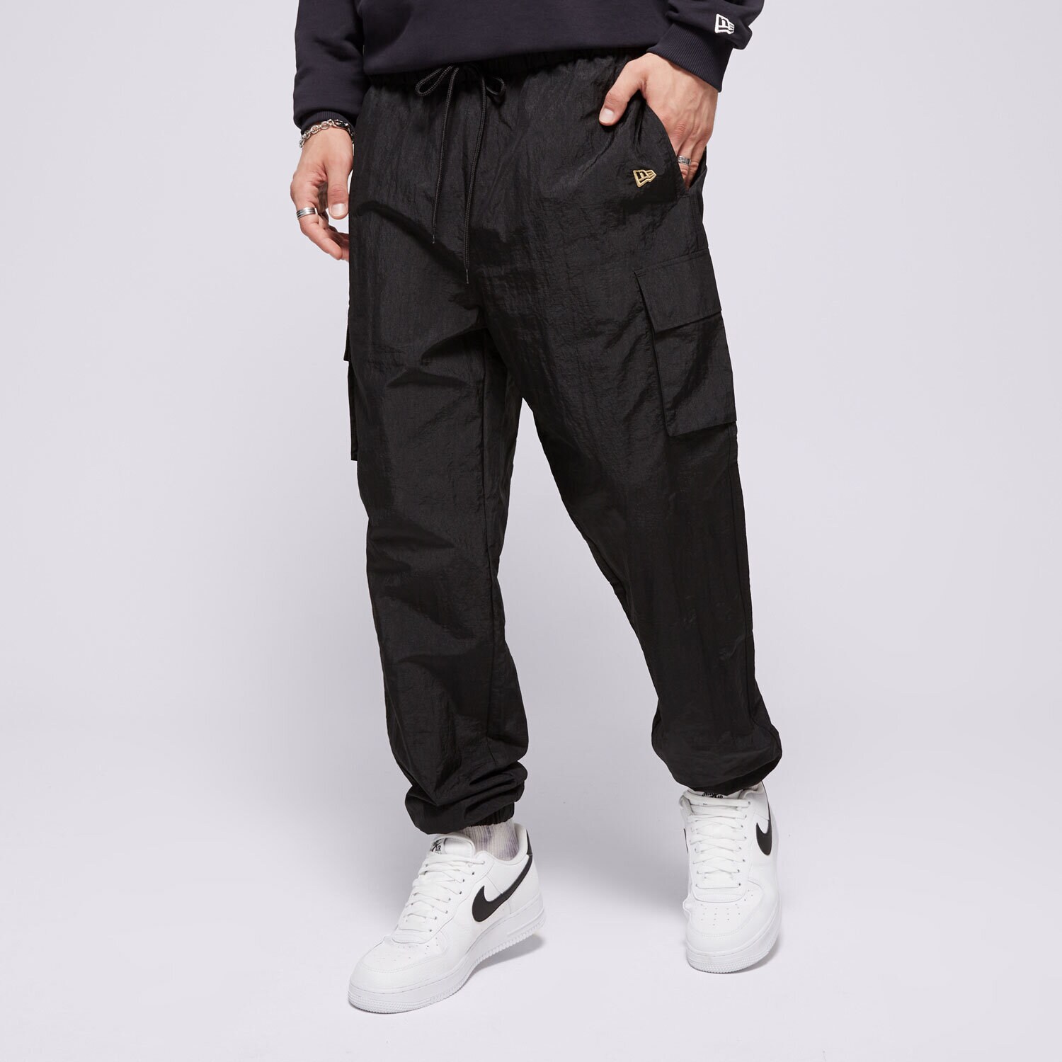 pánské kalhoty NEW ERA KALHOTY  NE WOVEN NEW ERA BLKMTG 60435364 ČERNÁ