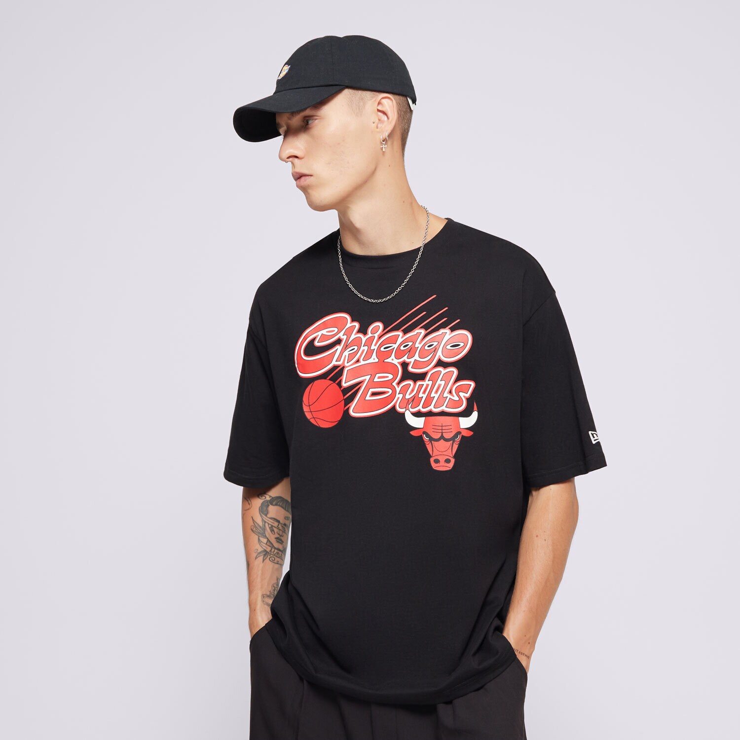 pánské tričko NEW ERA TRIČKO NBA SCRIPT OS BULLS CHICAGO BULLS BLKFDR 60564786 ČERNÁ