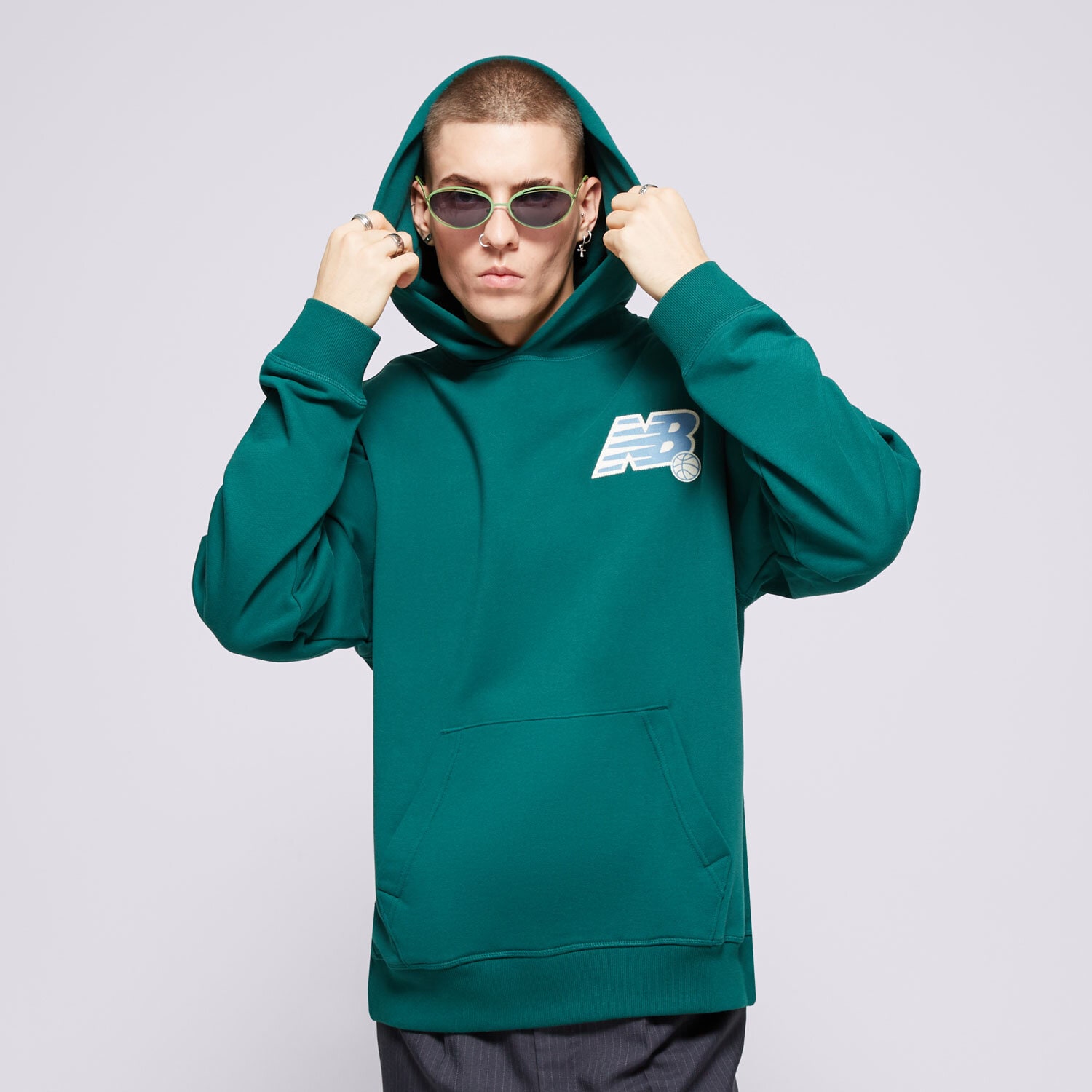 pánská mikina NEW BALANCE MIKINA S KAPUCÍ ATHLETICS RELAXED LEAGUE MT43563MHN ZELENÁ