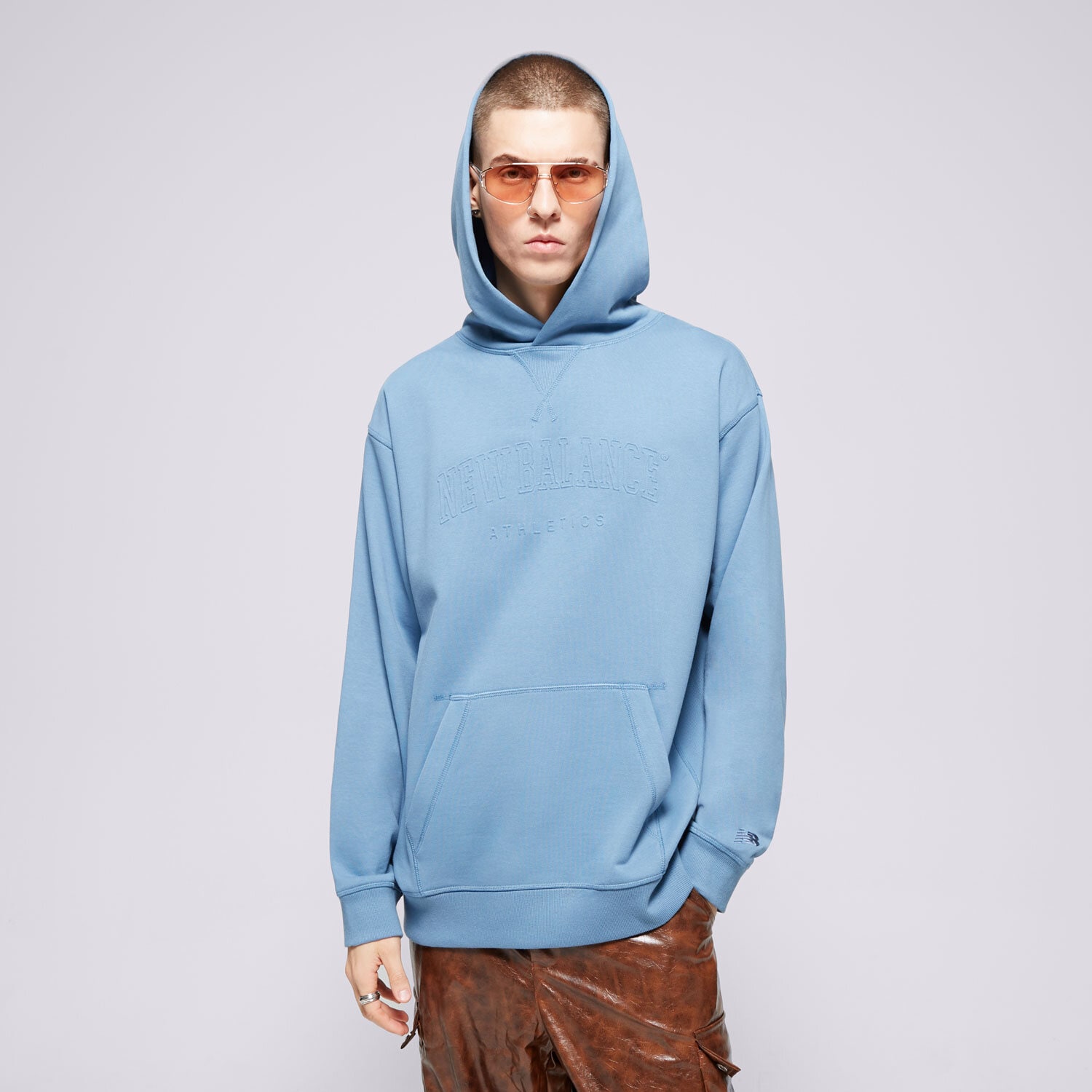 pánská mikina NEW BALANCE MIKINA S KAPUCÍ GRAPHIC HOODIE BETTER MT43500HEB MODRÁ