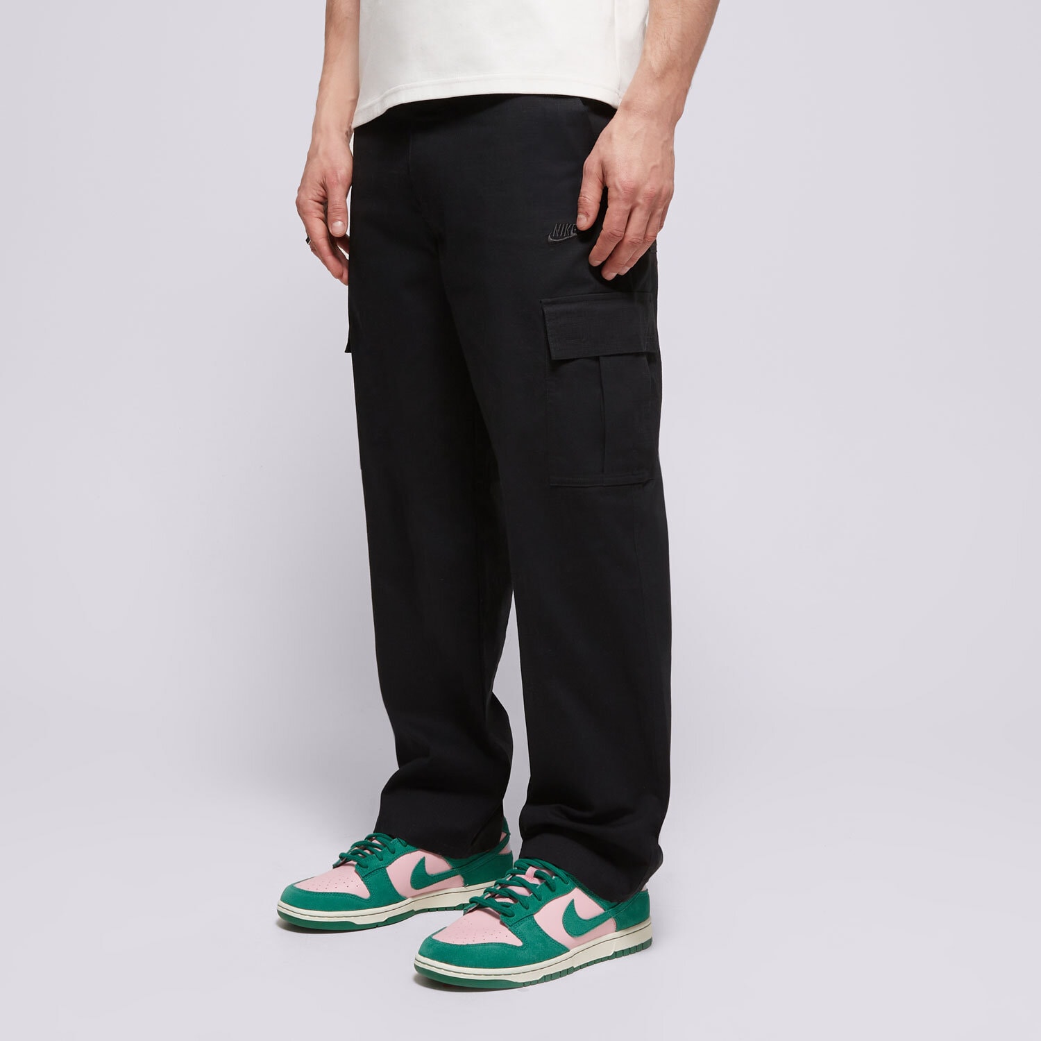 pánské kalhoty NIKE KALHOTY  M NK CLUB CARGO PANT NO COLLECTION FZ5765-010 ČERNÁ