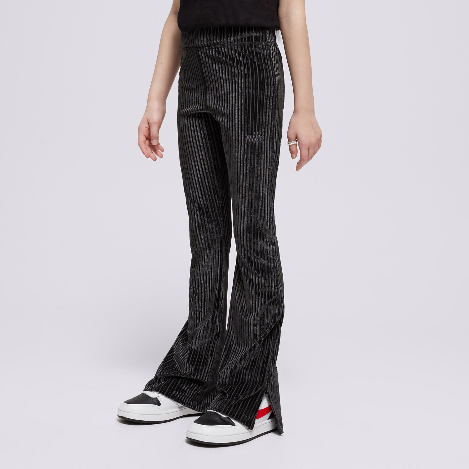 dětské kalhoty NIKE KALHOTY  G NSW TGHT FLARE COZY RIB GIRL HF4387-010 ČERNÁ