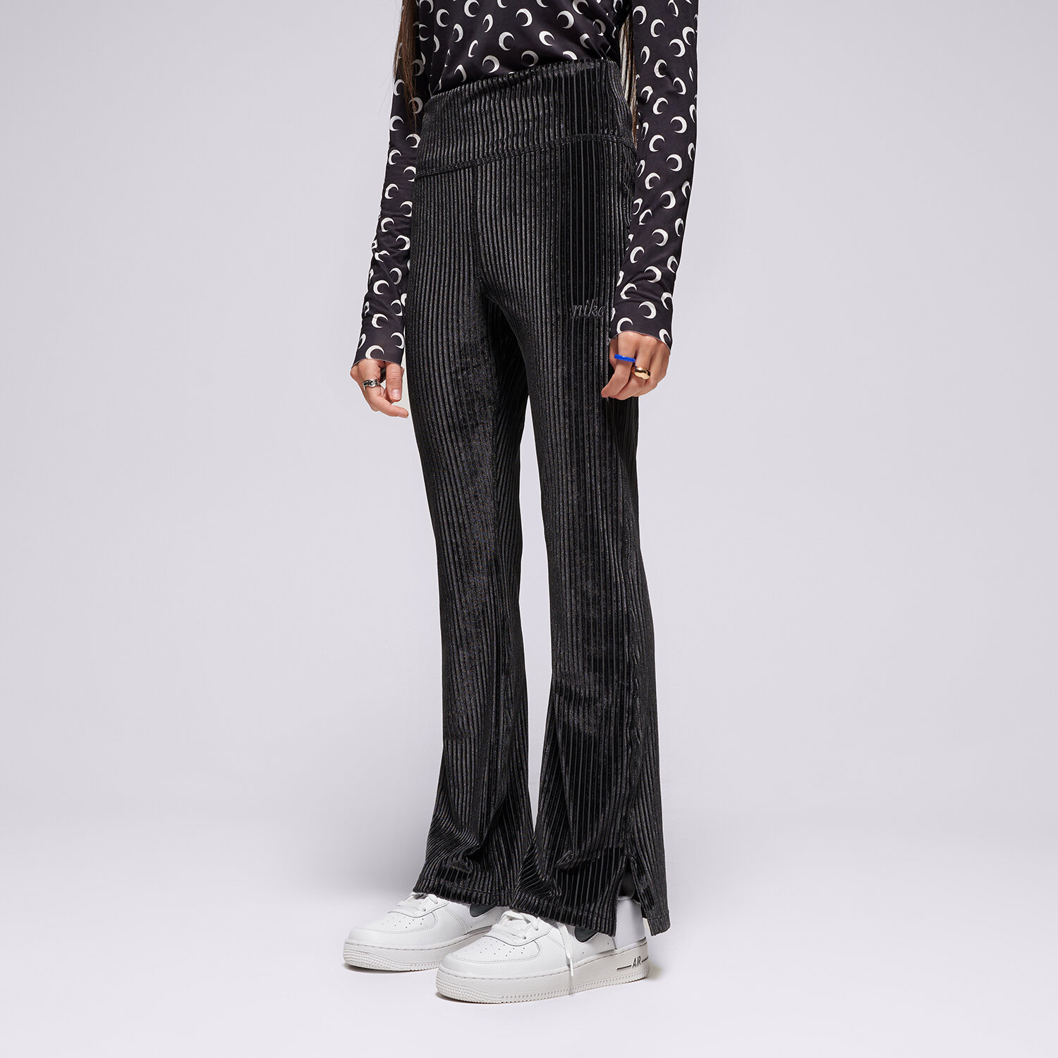 dětské kalhoty NIKE KALHOTY  G NSW TGHT FLARE COZY RIB GIRL HF4387-010 ČERNÁ