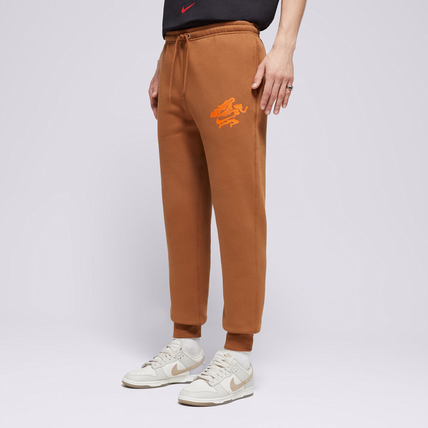 pánské kalhoty NIKE KALHOTY  M NK CLUB BB JOGGER NVLTY FZ0907-281 HNĚDÁ