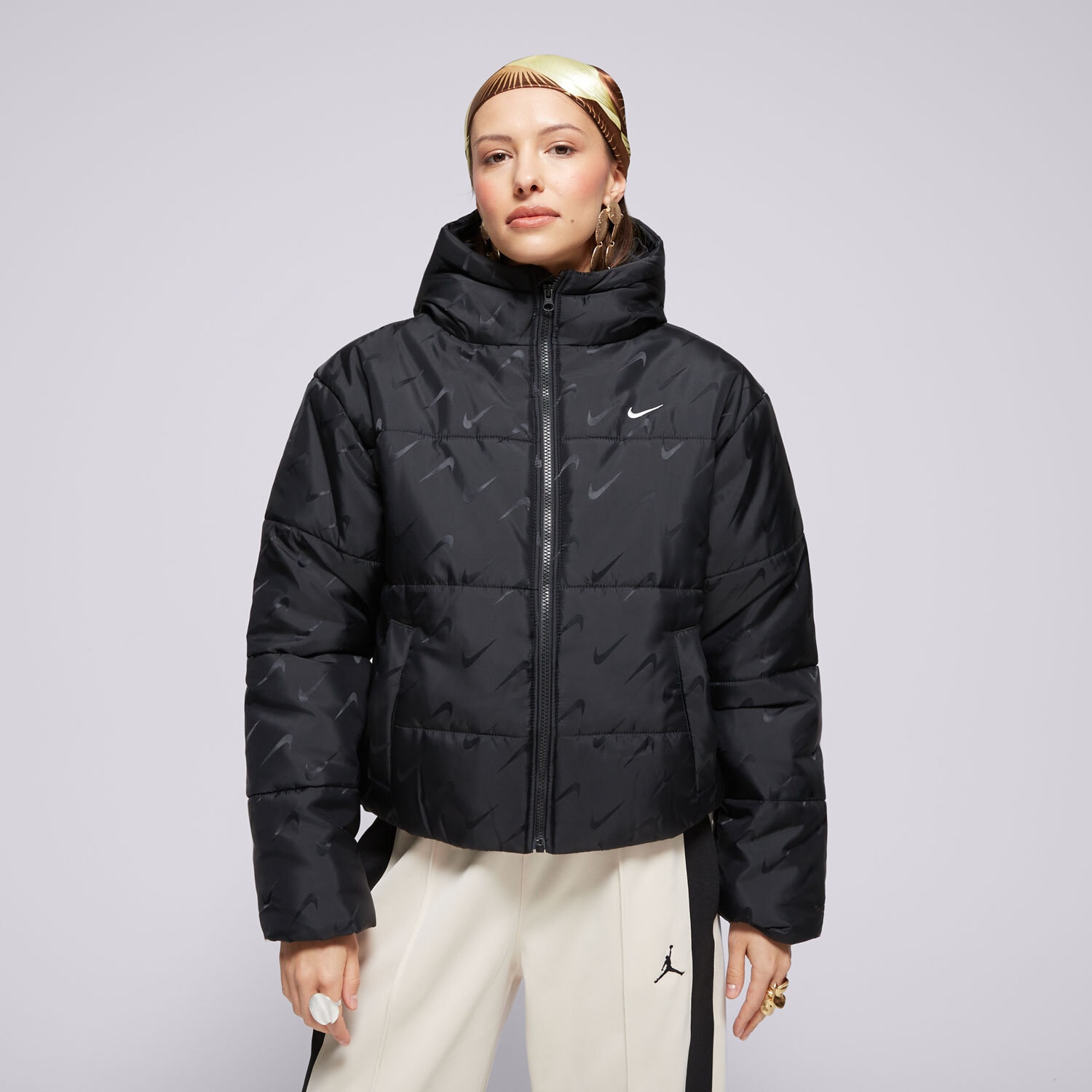 dámská zimní bunda NIKE BUNDA PÉŘOVÁ W NSW TF SNFL NK CLSC PFR AOP FV7941-010 ČERNÁ