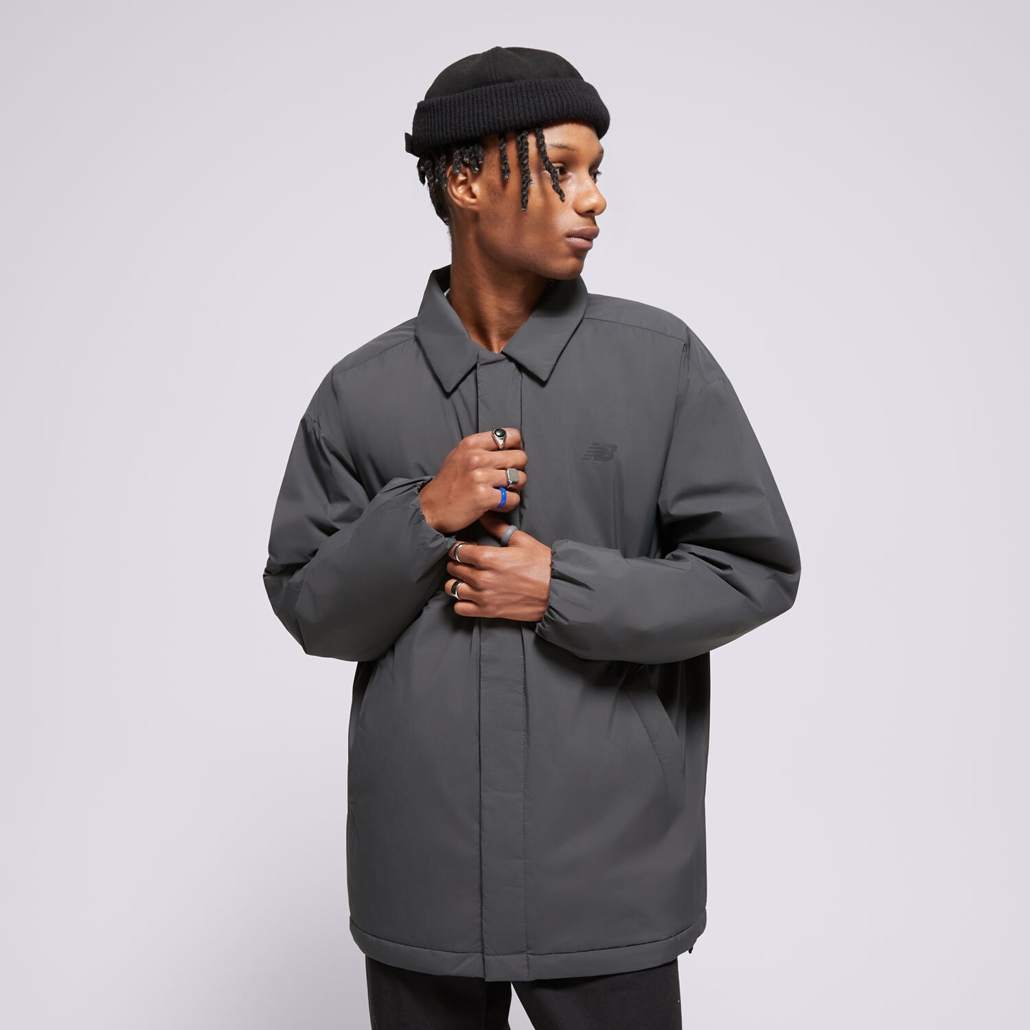 pánská zimní bunda NEW BALANCE BUNDA COACHES JACKET MJ43504ACK ŠEDÁ