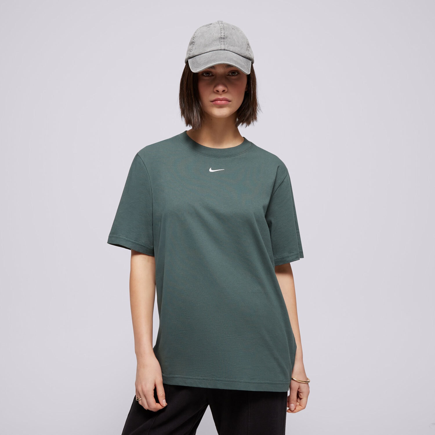 dámské tričko NIKE TRIČKO W NSW TEE ESSNTL LBR FD4149-338 ZELENÁ