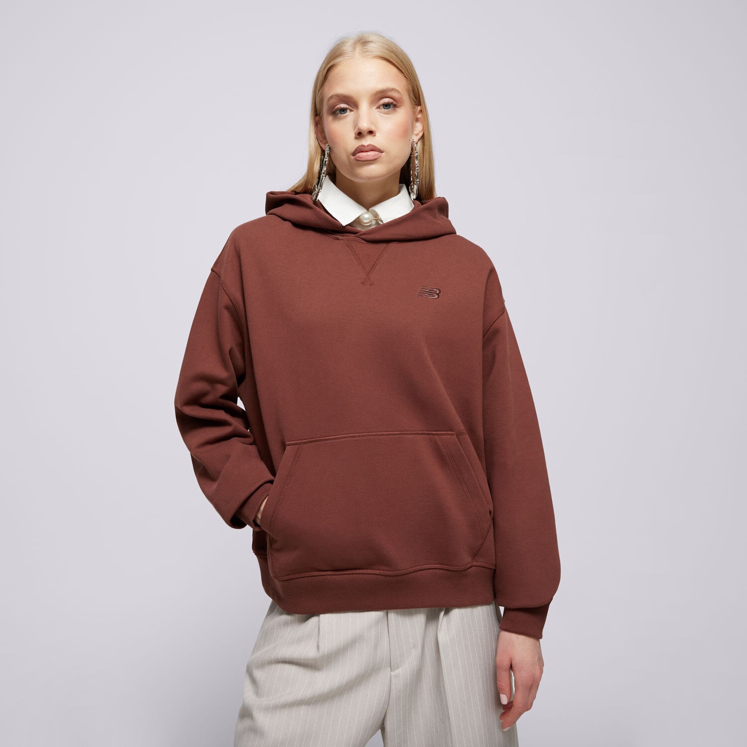 dámská mikina NEW BALANCE MIKINA S KAPUCÍ ATHLETICS FRENCH TERRY HOODIE WT41537ROK HNĚDÁ