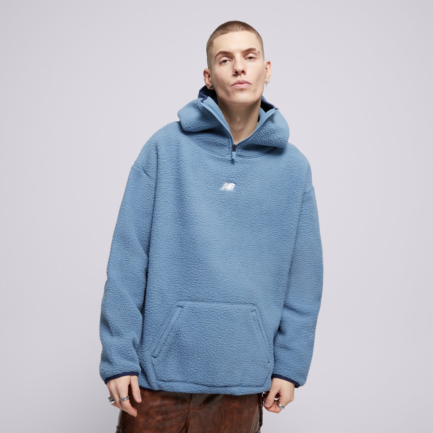 pánská mikina NEW BALANCE MIKINA S KAPUCÍ HOOPS SHERPA TOP MT44584HEB MODRÁ