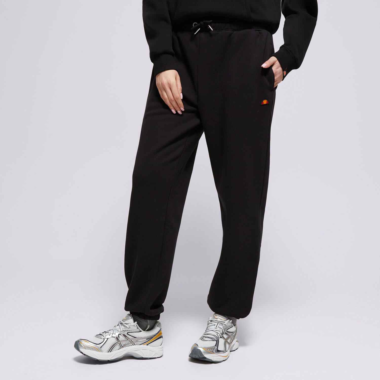 dámské kalhoty ELLESSE KALHOTY  MUGIA JOG PANT BLK SMG22040011 ČERNÁ