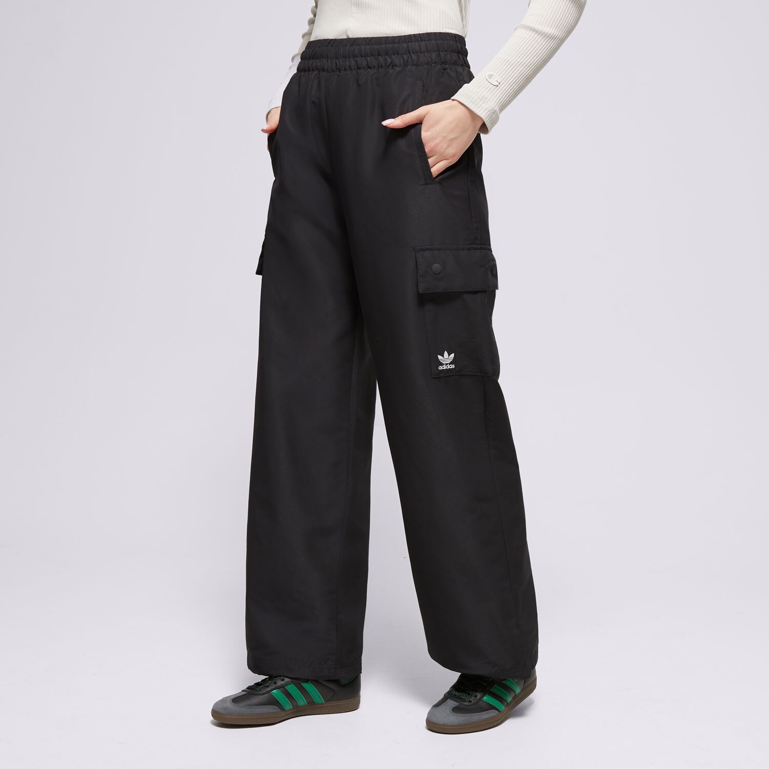 dámské kalhoty ADIDAS KALHOTY  ESSENTIALS WOVEN CARGO IX9974 ČERNÁ