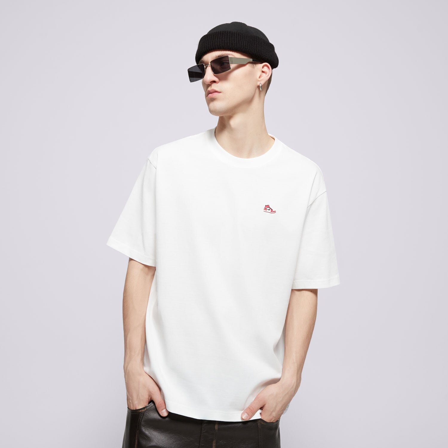 pánské tričko JORDAN TRIČKO M J BRND BR SNKR PCH SS CRW HJ2326-100 BÍLÁ