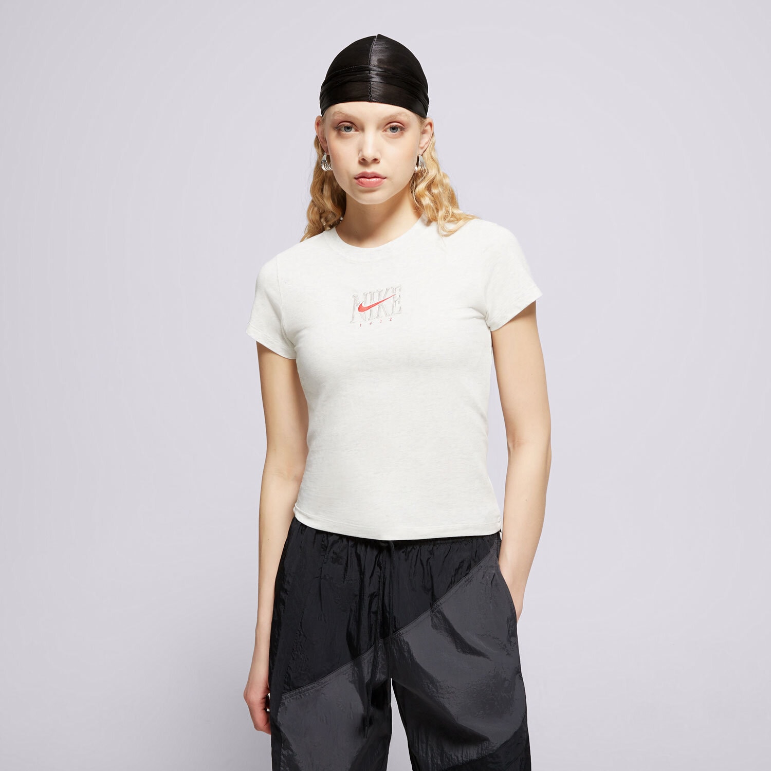 dámské tričko NIKE TRIČKO W NSW SS SLIM TEE PNX GRX IB2444-051 BÍLÁ