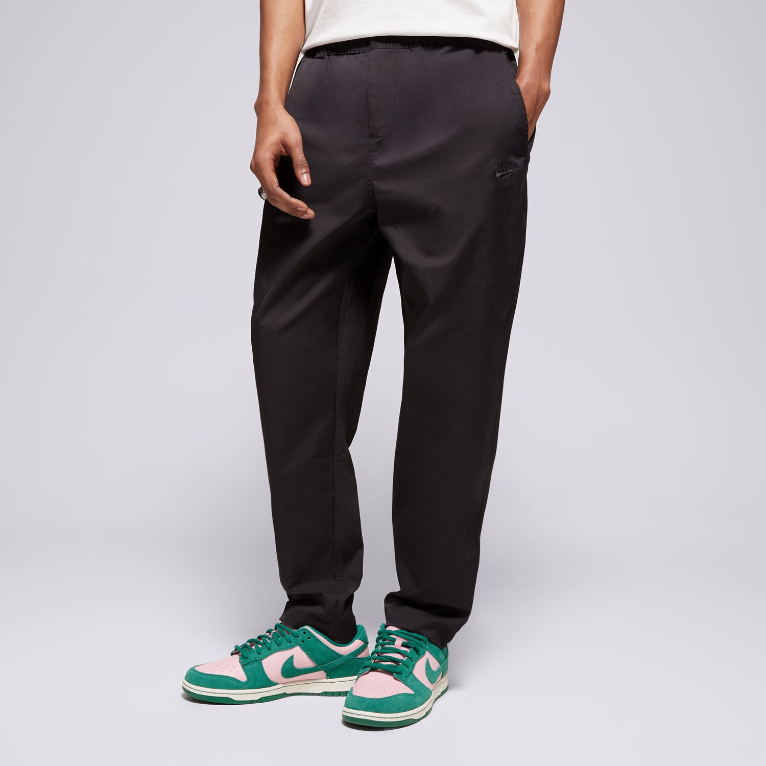 pánské kalhoty NIKE KALHOTY  M NK CLUB WVN TAPER PANT HJ1997-010 ČERNÁ