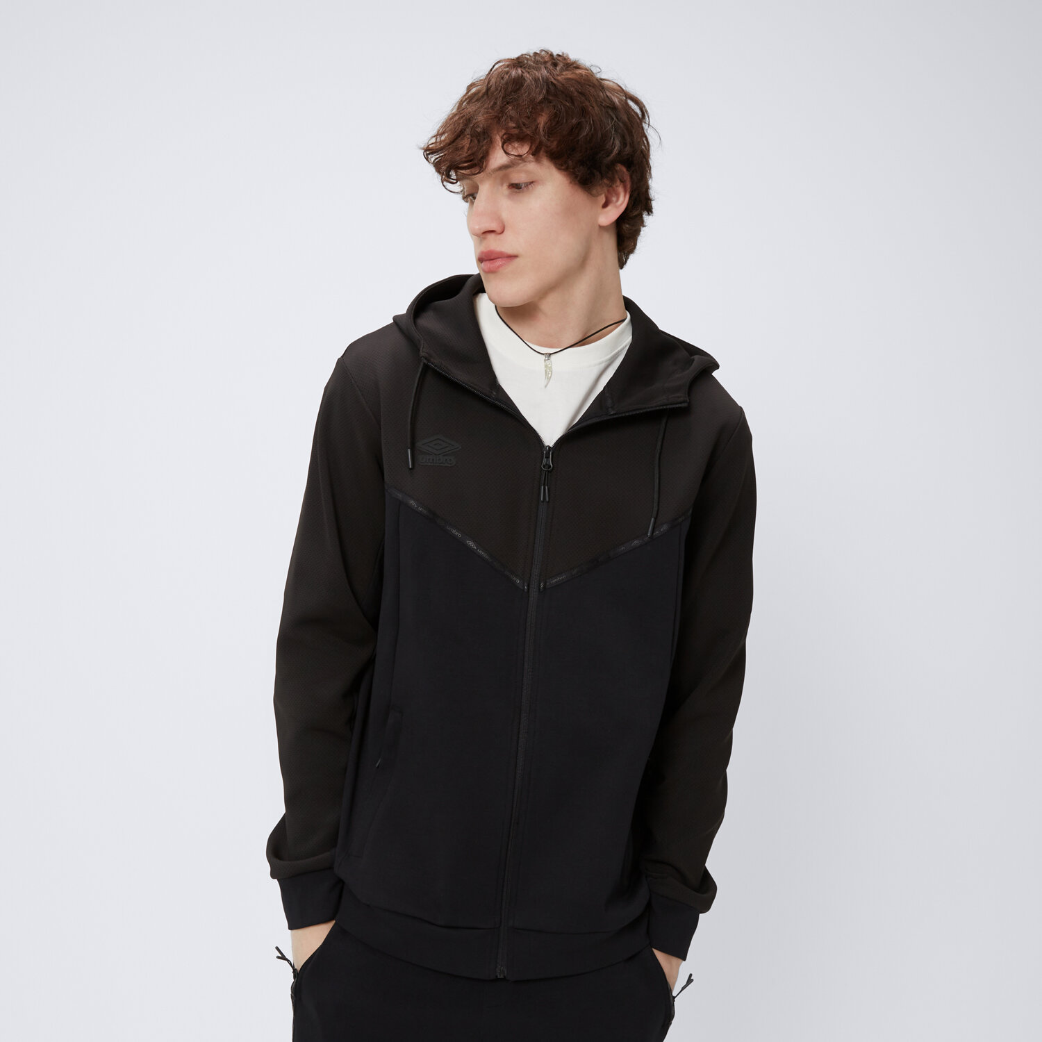 pánská mikina UMBRO MIKINA ROZEPÍNACÍ S KAPUCÍ UMBRO FREDO UL124BLM03002 ČERNÁ