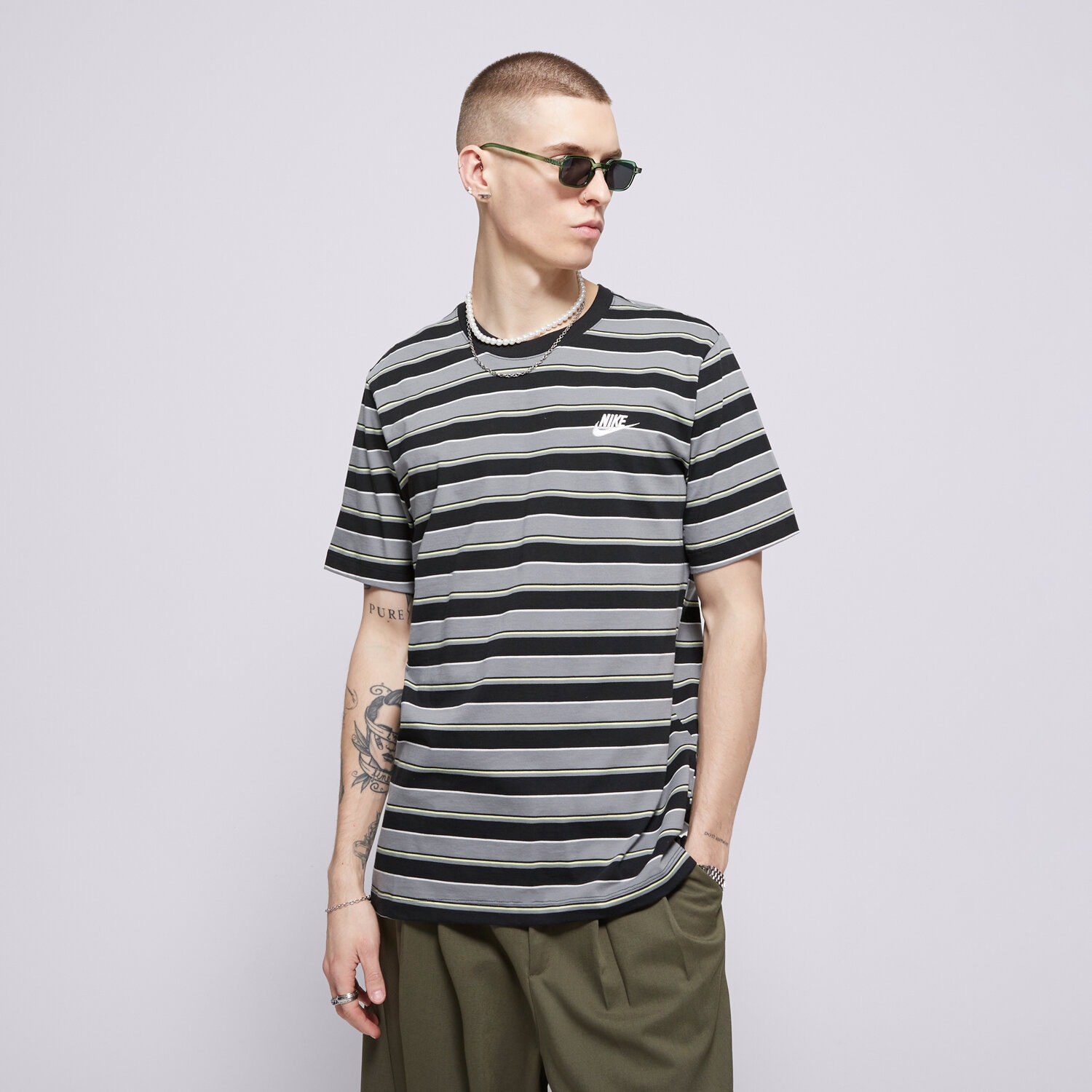 pánské tričko NIKE TRIČKO M NSW TEE CLUB STRIPE SP25 HJ0550-010 VÍCEBAREVNÁ
