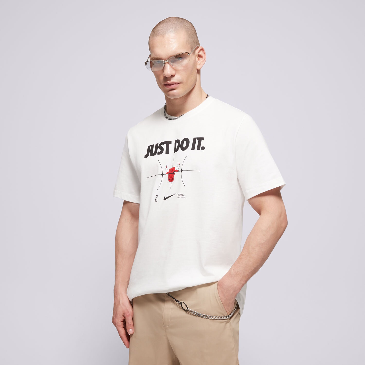 pánské tričko NIKE TRIČKO CHI M NK ES NBA JDI SS TEE FQ6270-100 BÍLÁ