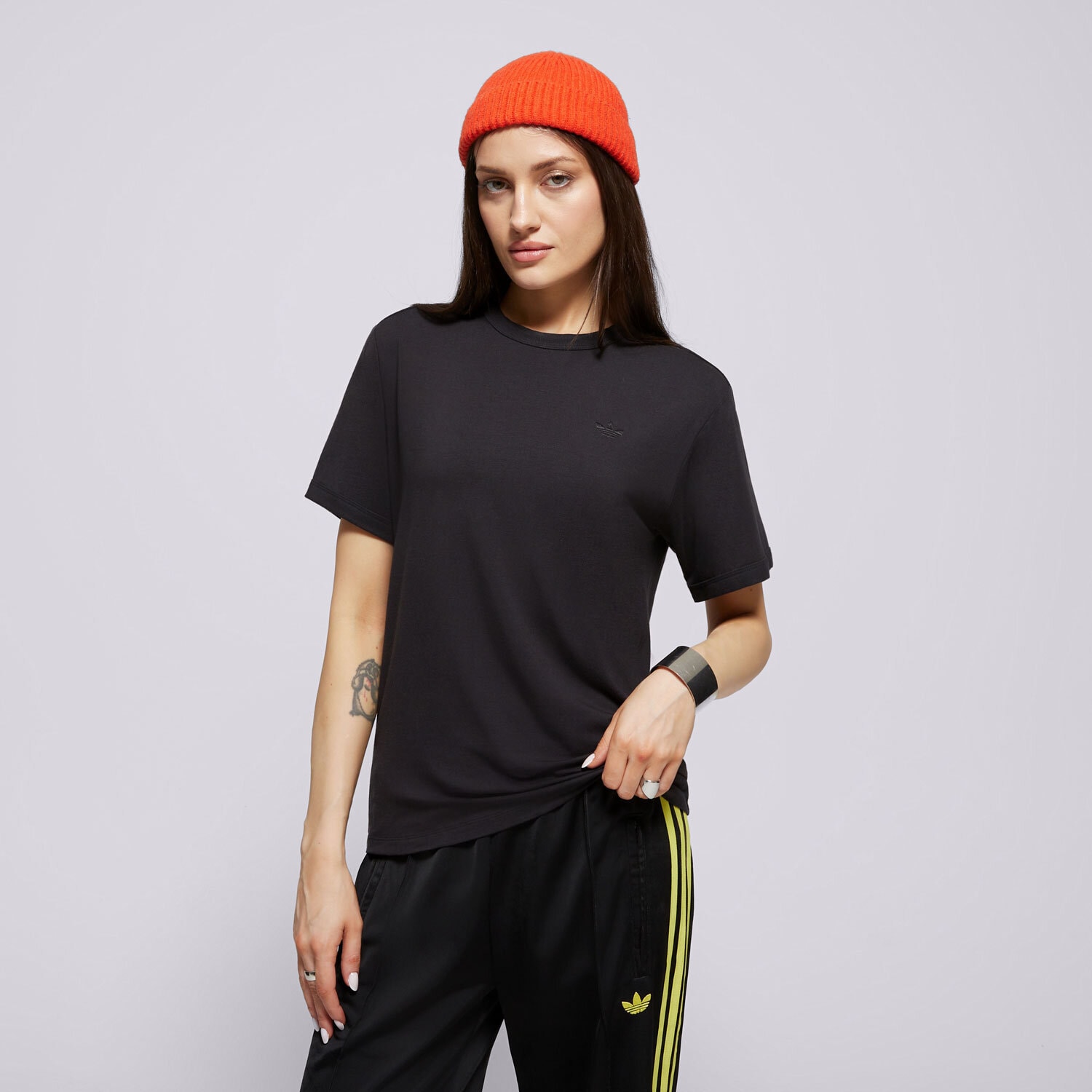 dámské tričko ADIDAS TRIČKO P ESS TRIČKO JD4765 ČERNÁ