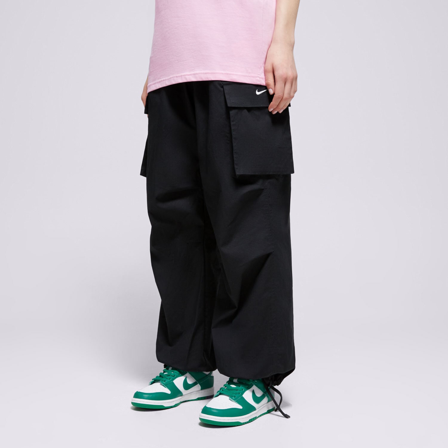 dámské kalhoty NIKE KALHOTY  W NSW STREET CARGO PANT IB1058-010 ČERNÁ