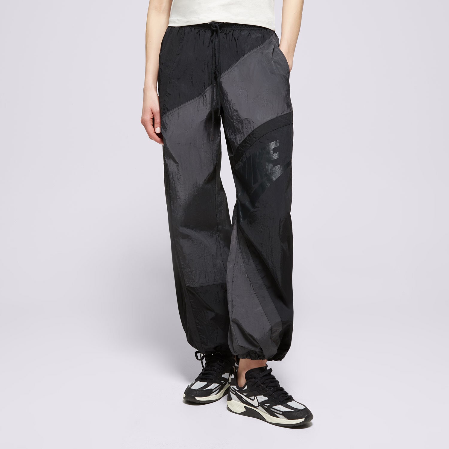 dámské kalhoty NIKE KALHOTY  W NSW STREET WVN OH PANT HJ4178-060 ČERNÁ